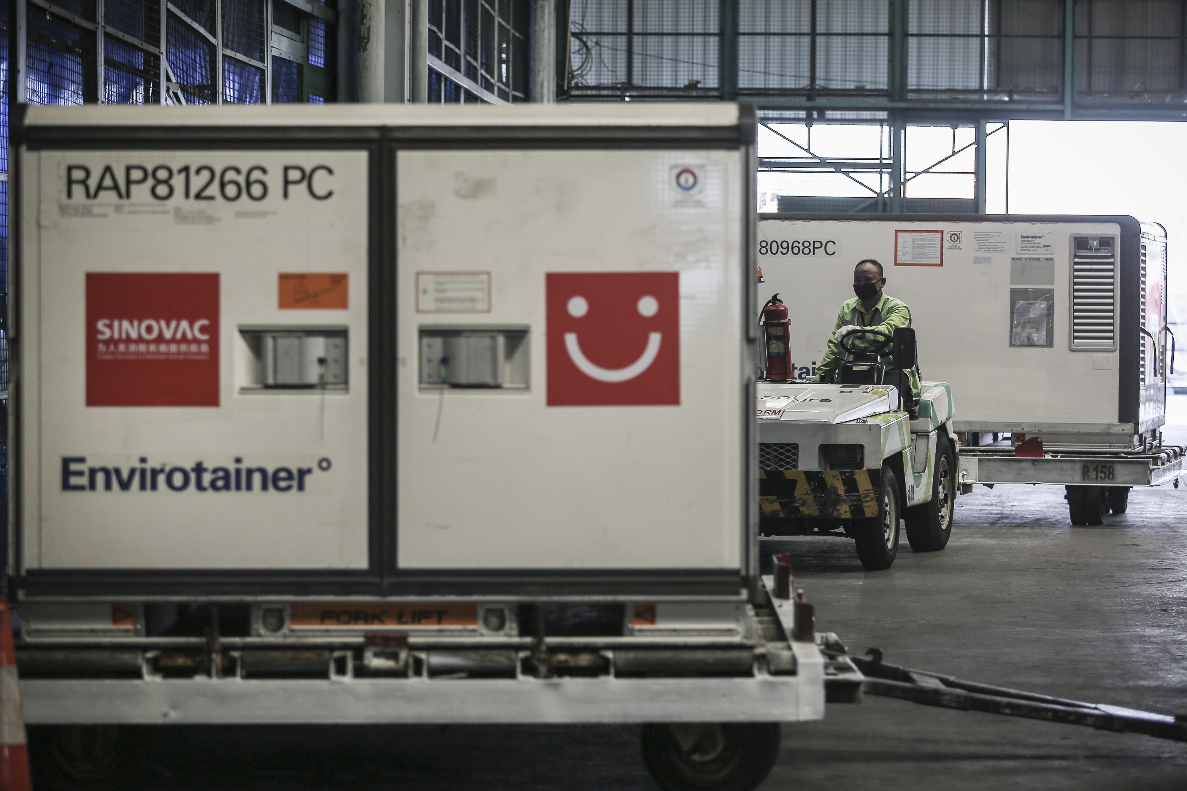 Petugas Bandara Soetta membawa envirotainer berisi vaksin covid-19 buatan Sinovac.