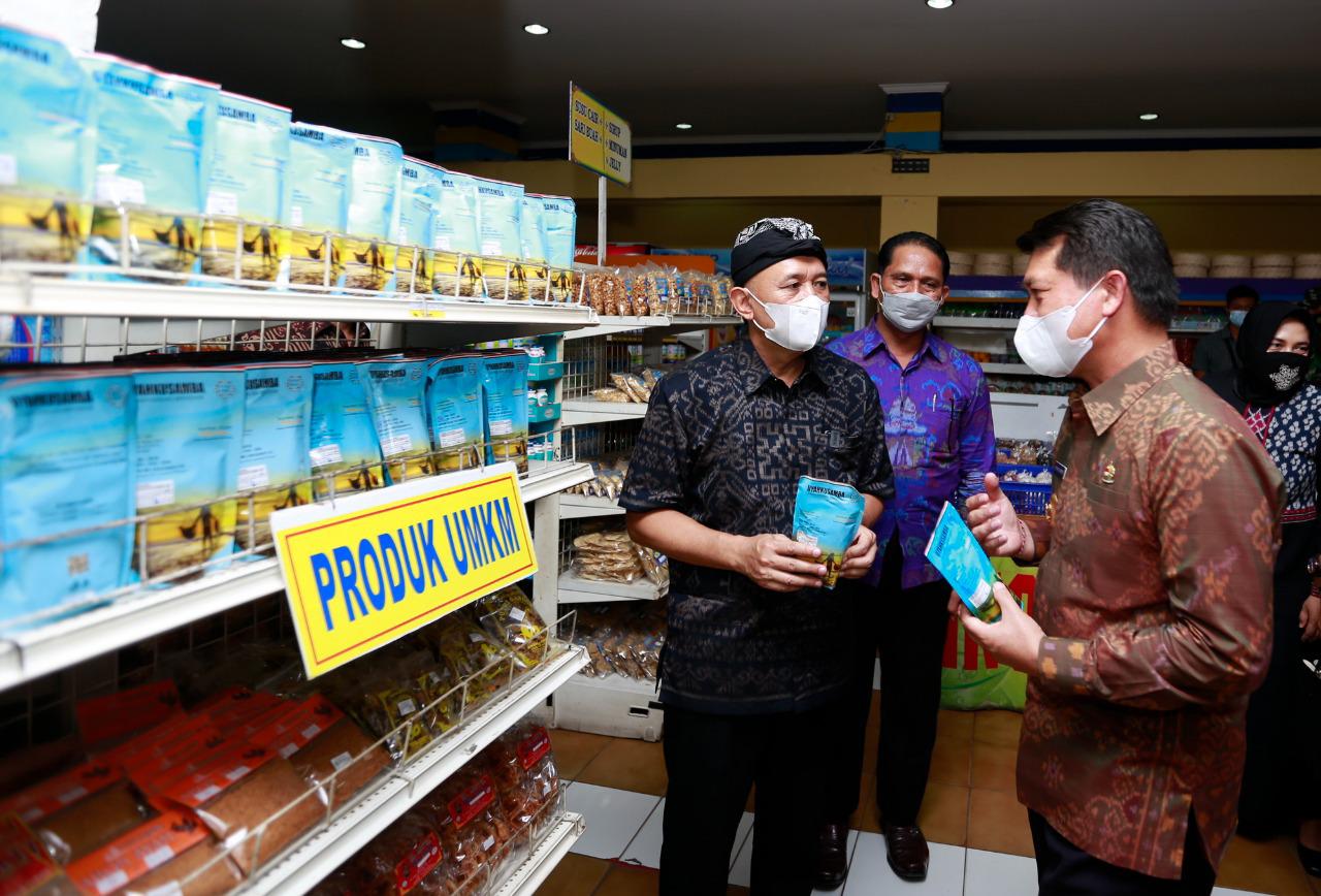 Menteri Koperasi dan UKM, Teten Masduki (kiri) mendapat penjelasan dari Bupati Klungkung I Nyoman Suwirta.  