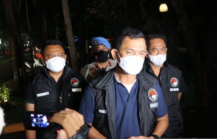 Direktur Reserse Narkoba PMJ Kombes Pol. Mukti Juharsa (tengah) memberikan keterangan usai operasi yustisi PPKM di Jakarta, Sabtu (19/6)