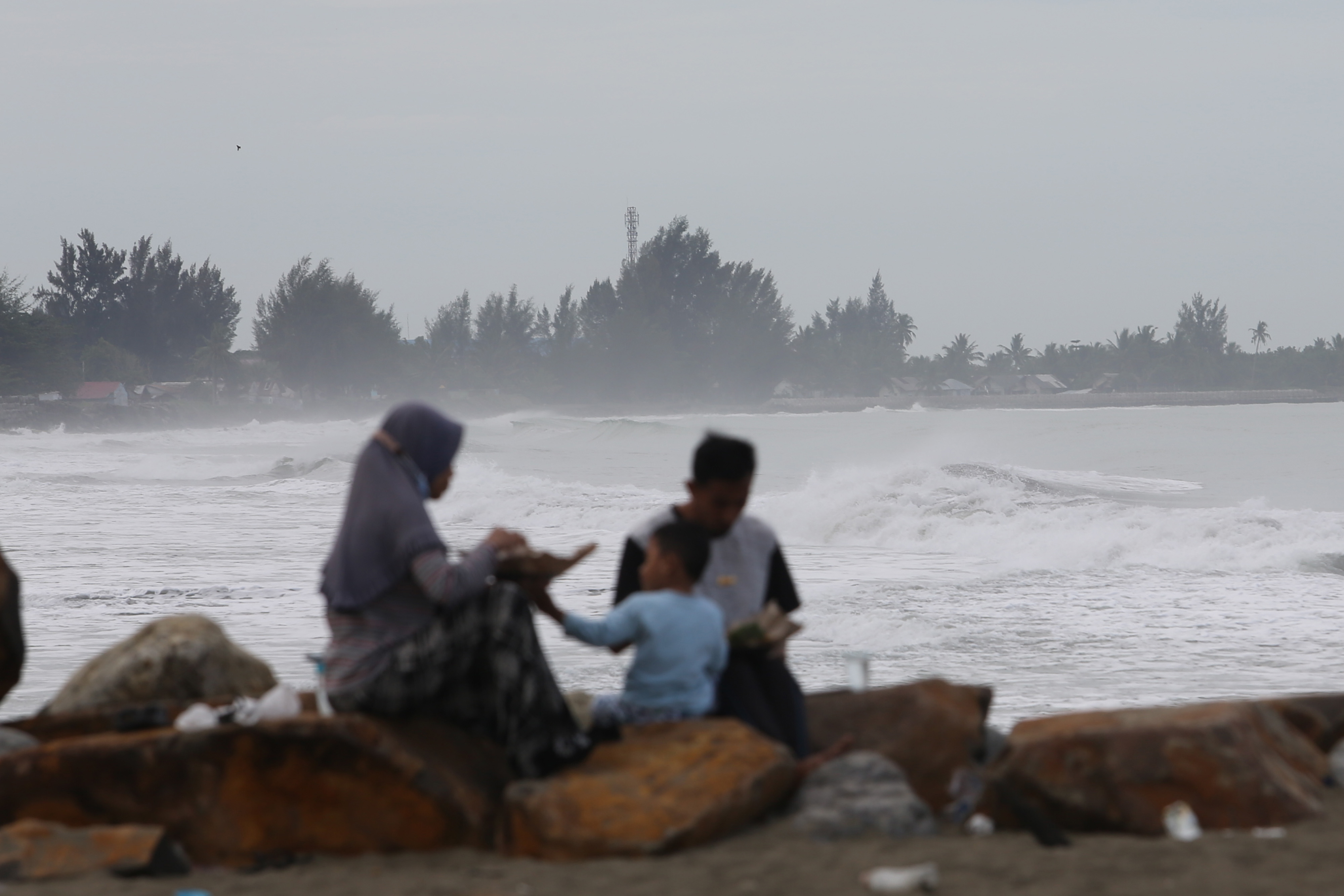 Warga berada di pinggir pantai Desa Pasi Suak Ujong Kalak, Kecamatan Johan Pahlwan, Aceh Barat, Aceh, Sabtu (5/6/2021).