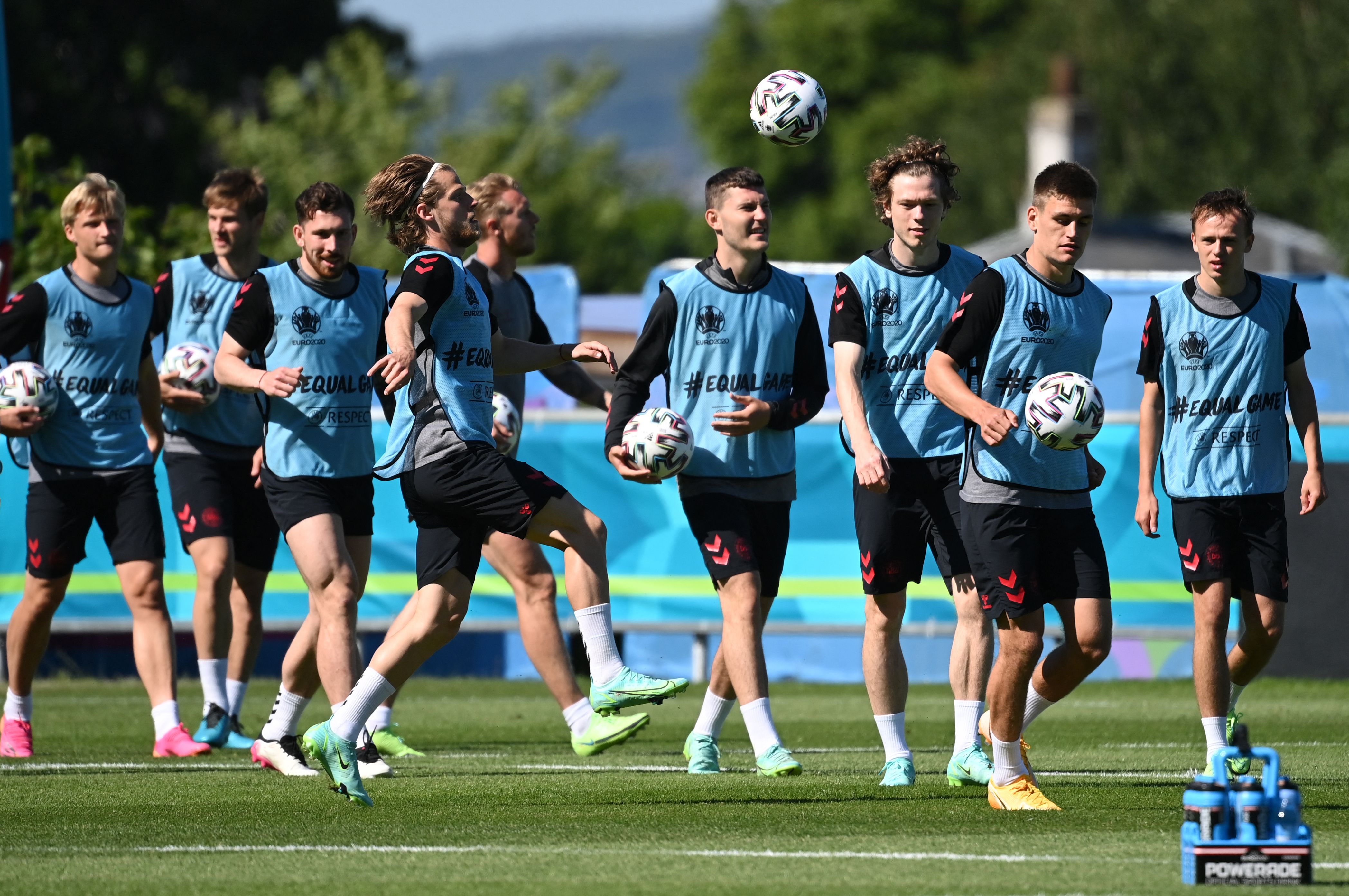 Para pemain Denmark berlatih mengelang laga Piala Eropa melawan Belgia.