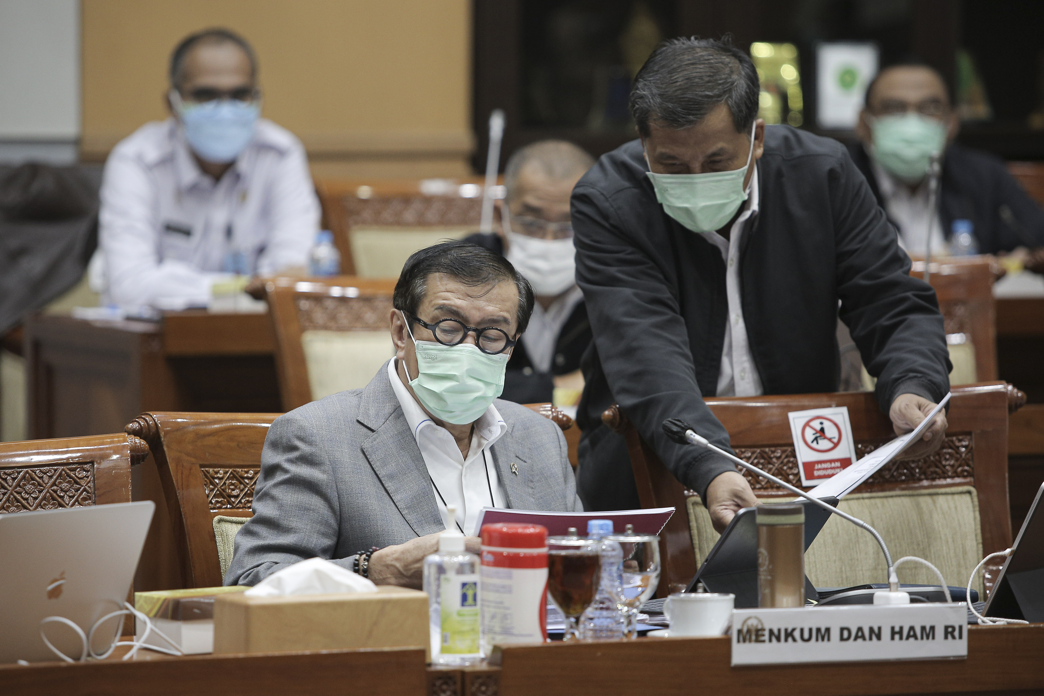 Menteri Hukum dan HAM Yasonna H Laoly (kiri) bersiap mengikuti rapat kerja dengan Komisi III DPR di Jakarta, Rabu (9/6).
