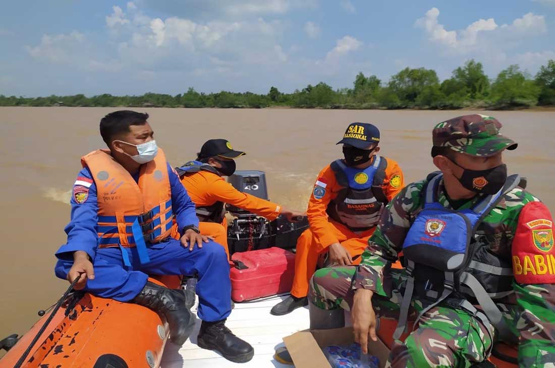 Tim SAR gabungan tengah melakukan pencarian dua korban kapal pompong yang tenggelam