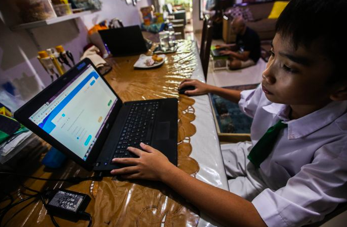 Bagas, 12, siswa SD sedang ujian daring di rumahnya di Kreo Tangerang.