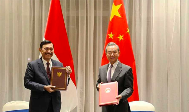 Menko Kemaritiman dan Investasi Luhut Binsar Pandjaitan dan Menteri Luar Negeri Tiongkok Wang Yi. 