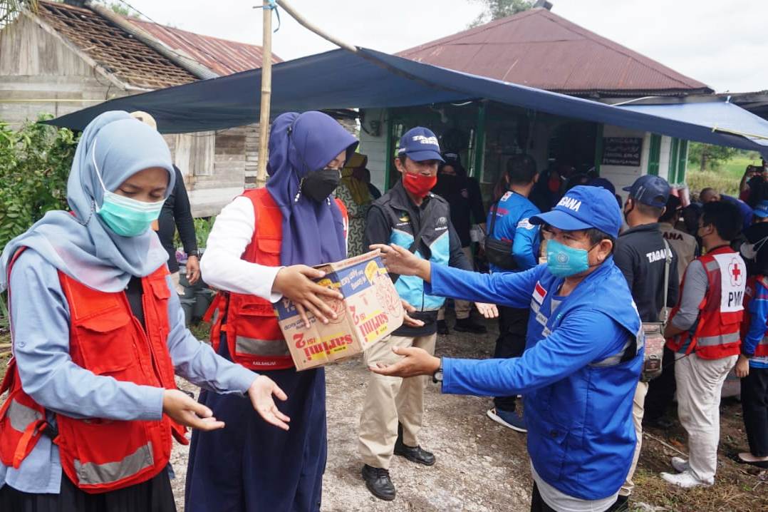 Dinsos Kalsel salurkan bantuan kepada korban bencana angin puting beliung di Desa Penggalaman, Kabupaten Banjar. 