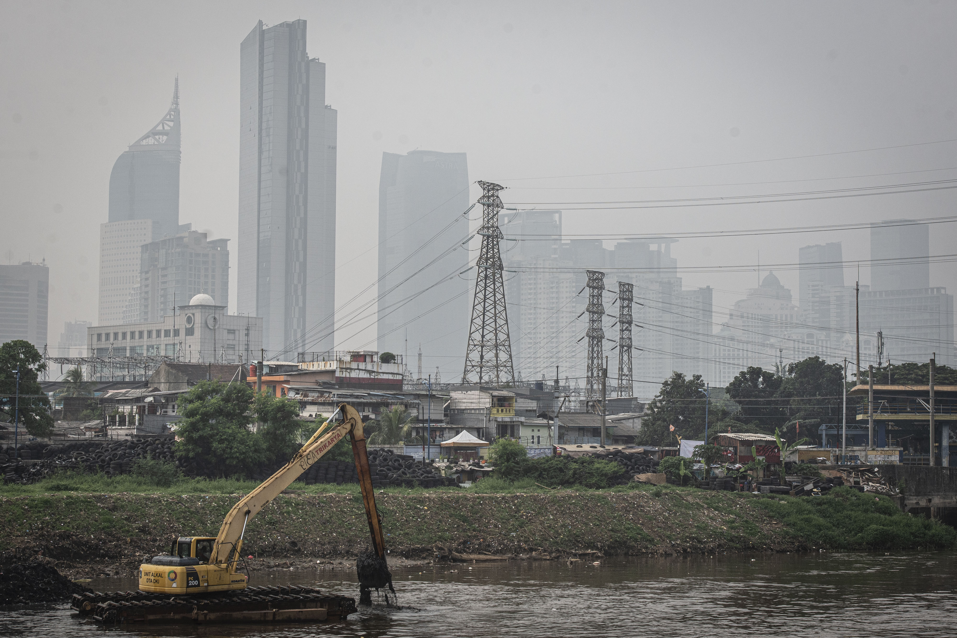 Polusi udara yang terlihat di langit Jakarta, beberapa waktu lalu.