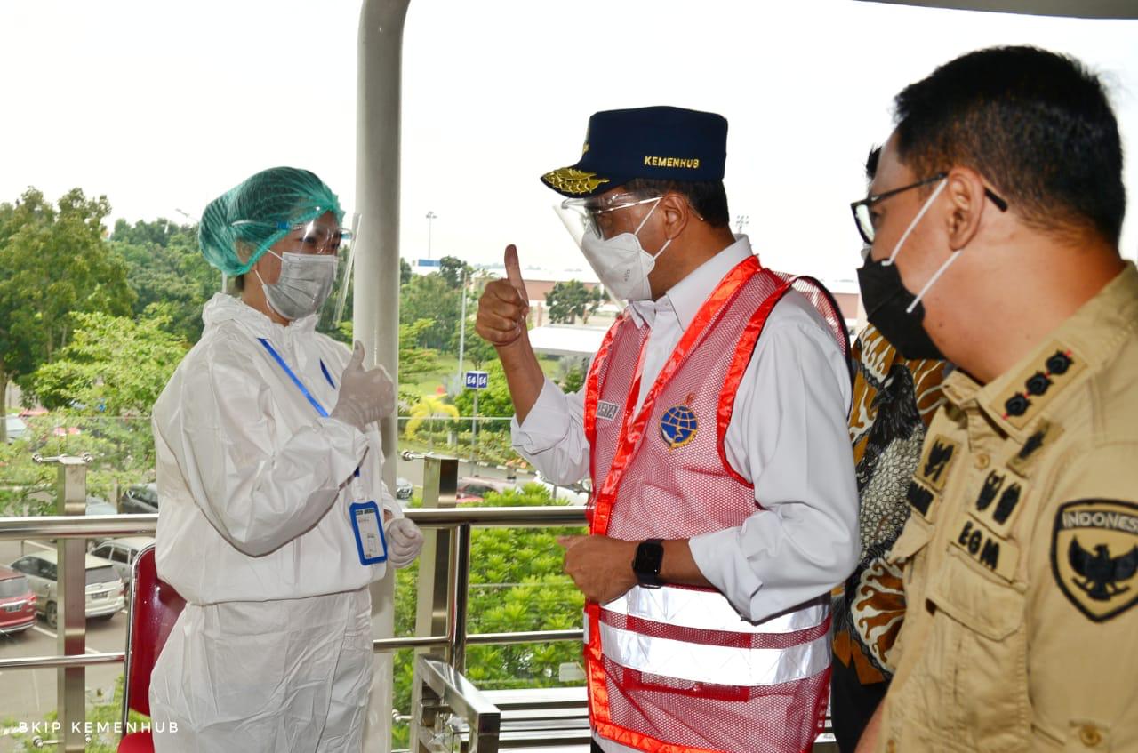 Menteri Perhubungan Budi Karya Sumadi (tengah)