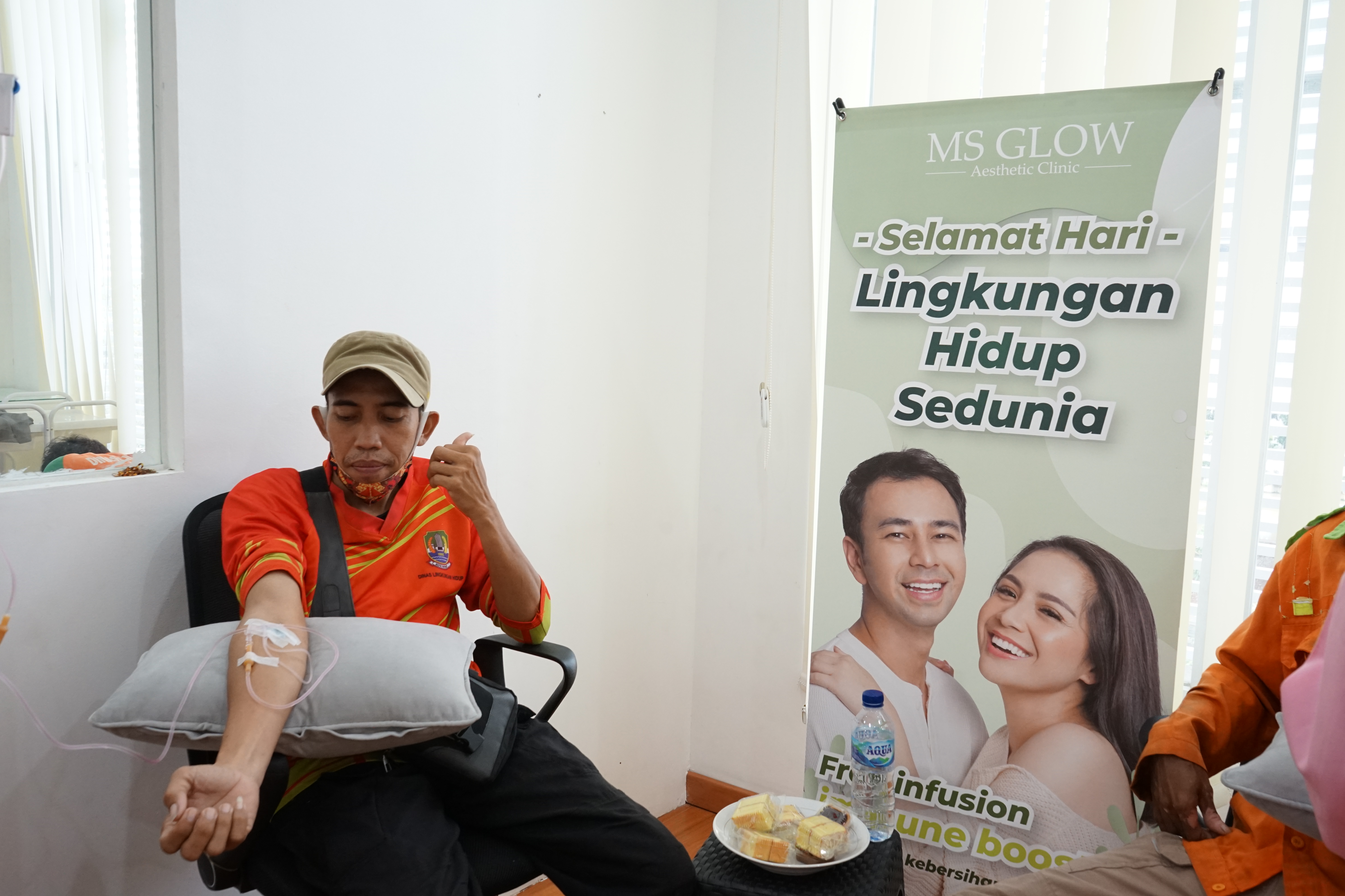 Salah seorang petugas kebersihan saat mendapat Infus Immune Booster.