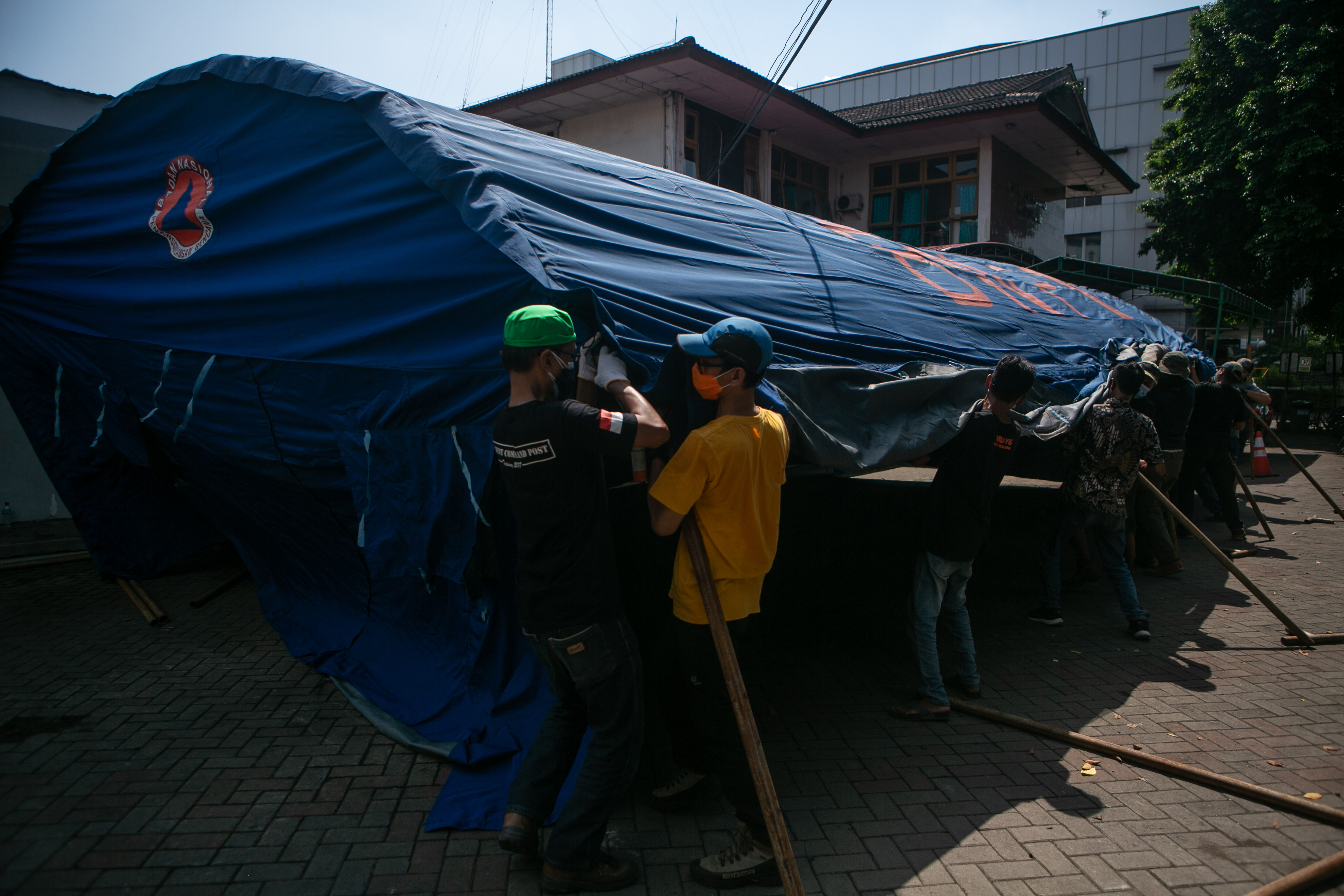  Relawan membangun tenda barak di Rumah Sakit Umum Pusat Dr. Sardjito, Sleman, DI Yogyakarta, Minggu (27/6/2021)