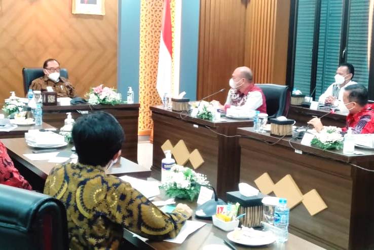 Bupati Tapanuli Utara Nikson Nababan memaparkan dan menyerahkan proposal Untara saat audiensi dengan Wantimpres RI.