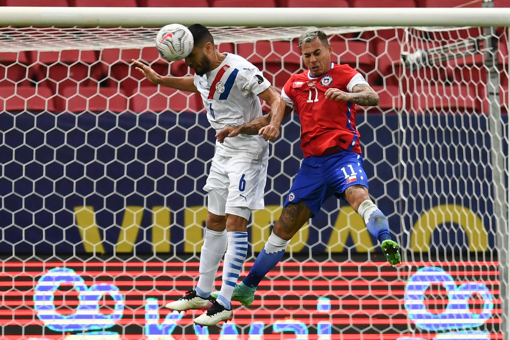 Pemain timnas Paraguay Junior Alonso (kiri) dan pemain Cile Eduardo Vargas berduel di udara berebut bola di laga Grup A Copa America.  