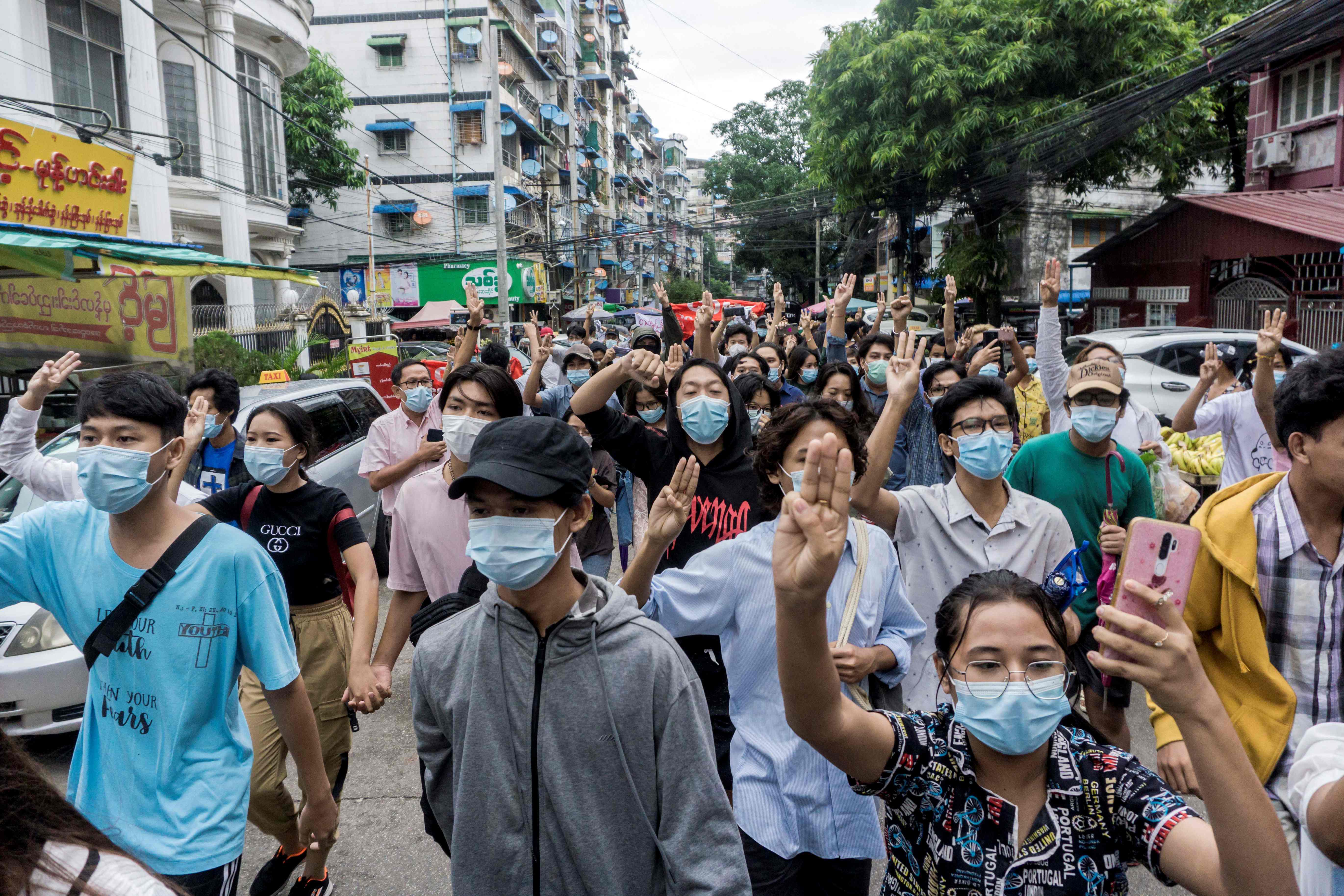 Kendati dilarang dan diancam aparat keamanan Myanmar, unjuk rasa anti-kudeta militer terus berlangsung termasuk di Yangon, Senin (14/6). 