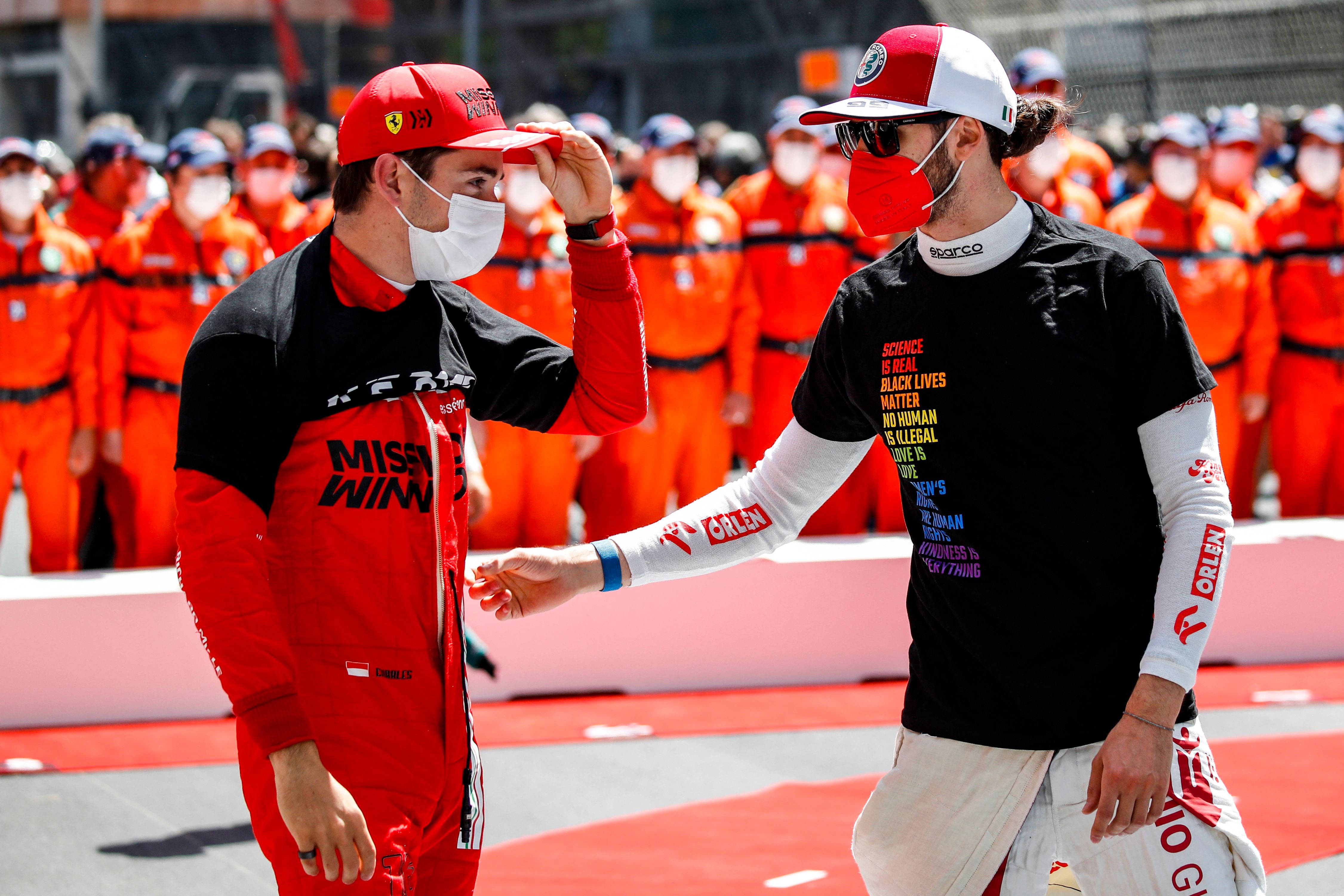 Pembalap tim Alfa Romeo, Antonio Giovinazzi (kanan) berbincang dengan pembalap tim Ferrari's Monegasque, Charles Leclerc.