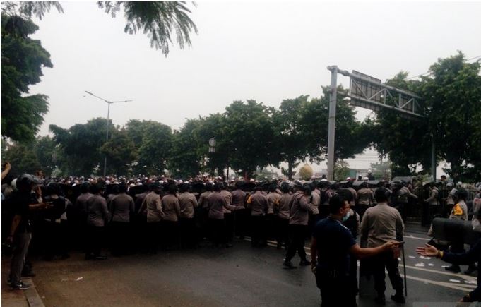 Polisi berjaga di fly over Pondok Kopi untuk mencegah simpatisan Rizieq Shihab ke Pengadilan Negeri Jakarta Timur, Jakarta, Kamis (24/6).
