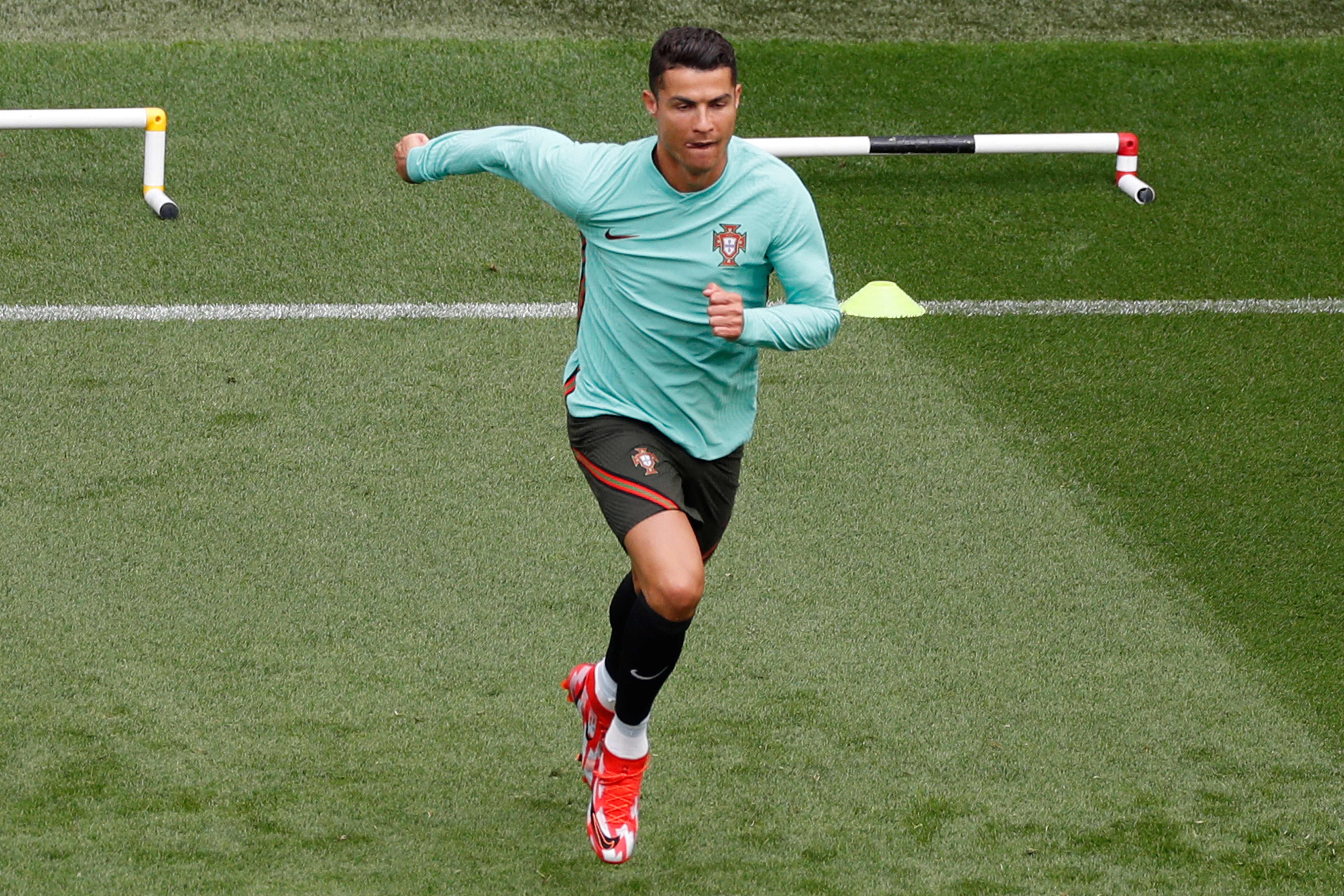 Pemain Portugal Cristiano Ronaldo berlatih menjelang laga Piala Eropa melawan Hongaria