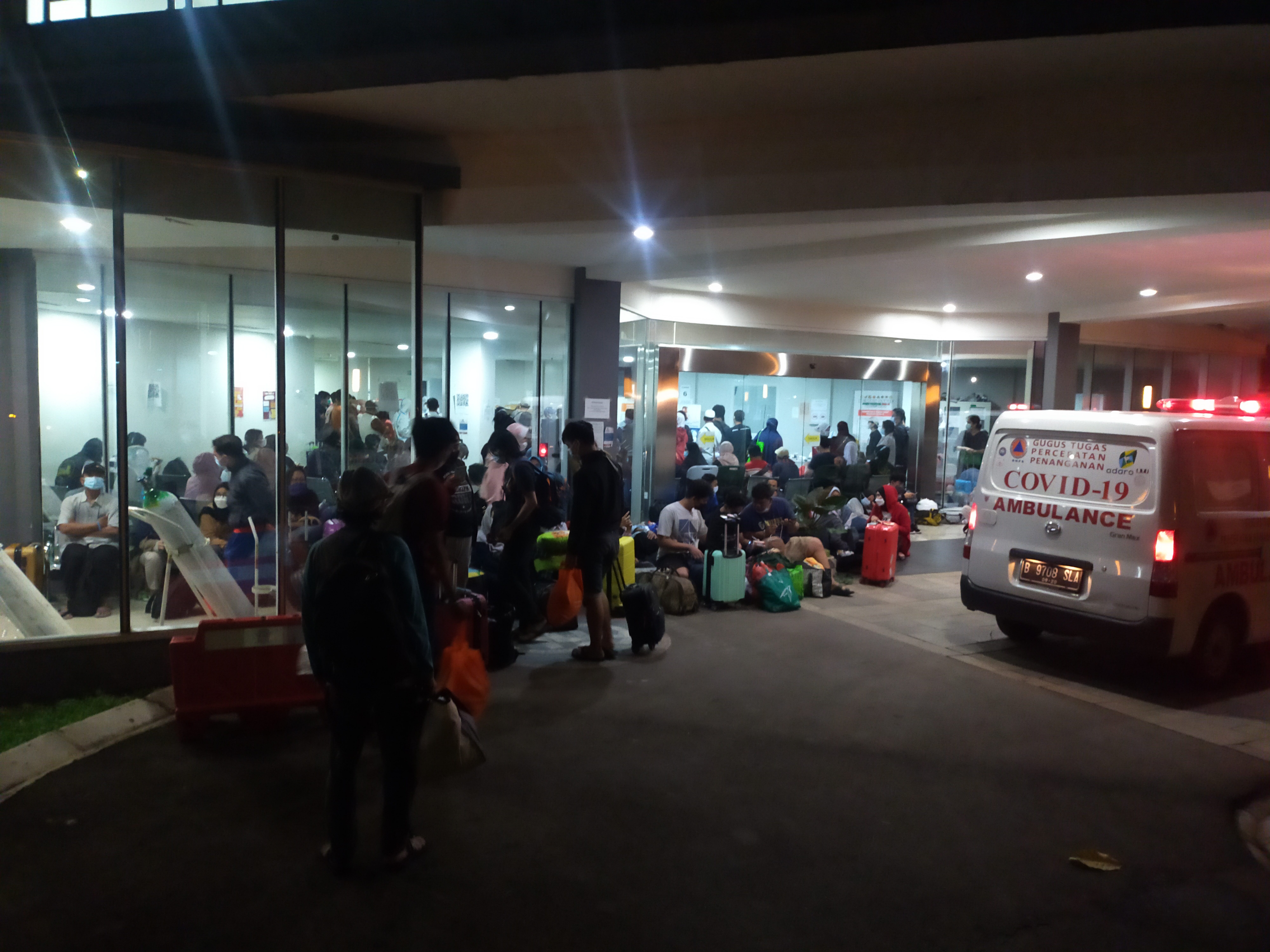 Pasien Covid-19 menunggu di lobi Tower 6 Rumah Sakit Darurat Covid-19 (RSDC) Wisma Atlet Kemayoran, Jakarta, Rabu (16/6).