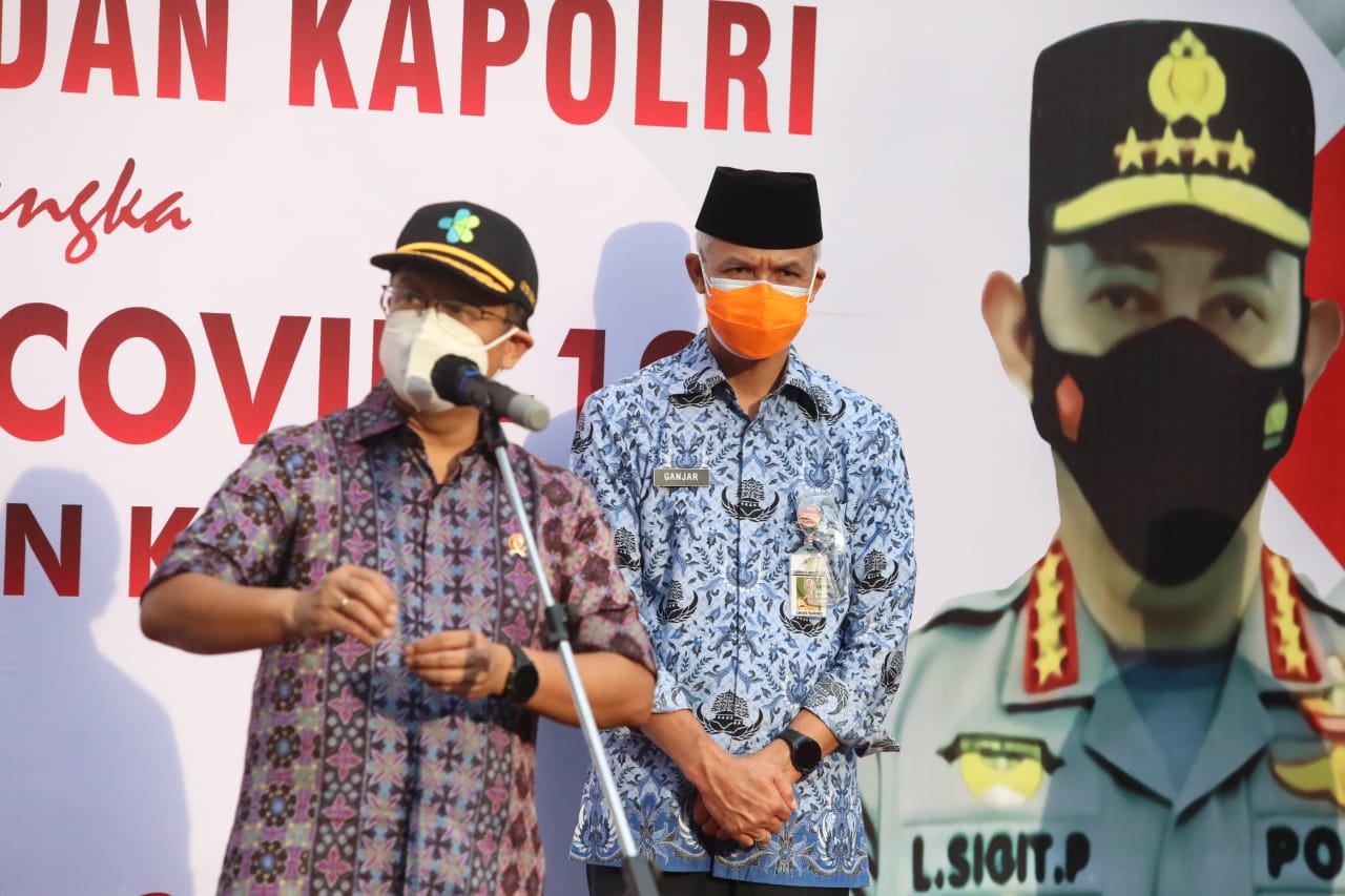 Menkes Budi G Sadikin (kiri) dan Gubernur Jateng Ganjar Pranowo saat kunjungan ke Kecamatan Bae, Kudus, Jateng, Kamis (17/6). 