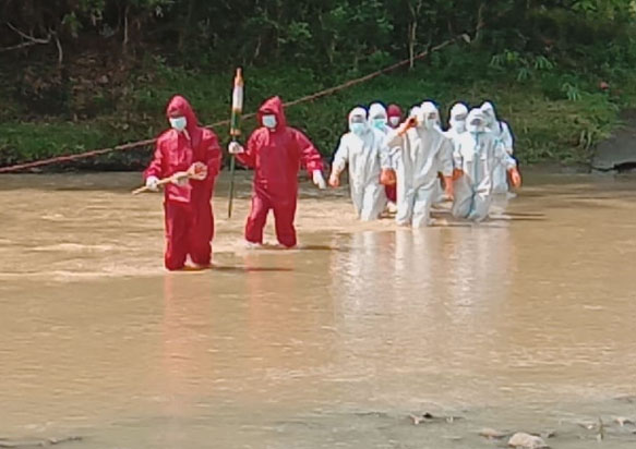 Para relawan di Wonogiri, Jawa Tengah, memanggul jenazah yang akan dimakamkan dengan protokol covid.