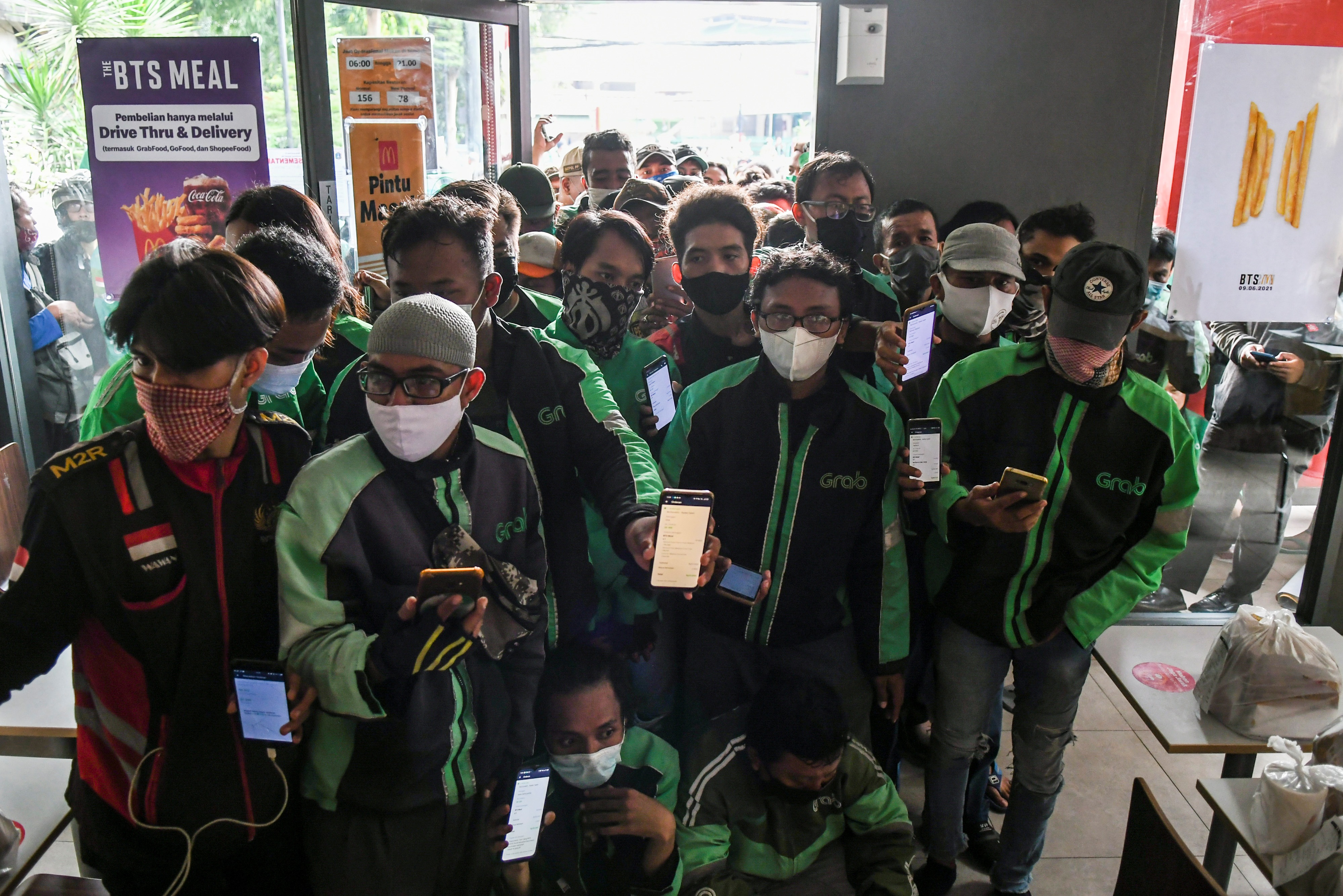 Pengemudi ojek daring memadati gerai McDonald's Raden Saleh di Jakarta, Rabu (9/6).