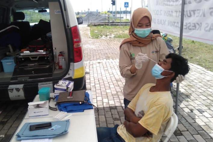 Tes antigen dan GeNose di pos penyekatan Pintu Tol Kayuagung bagi pemudik yang melintasi daerah tersebut.
