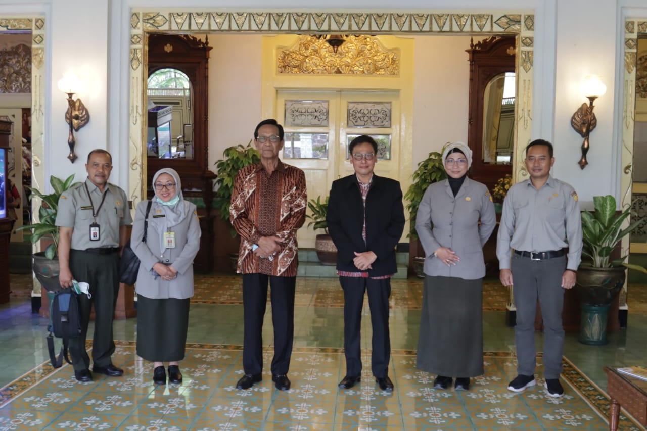 Gubernur Daerah Istimewa Yogyakarta Sri Sultan Hamengkubowo X menerima Kepala BPPSDMP, Kementan Dedi Nursyamsi. 