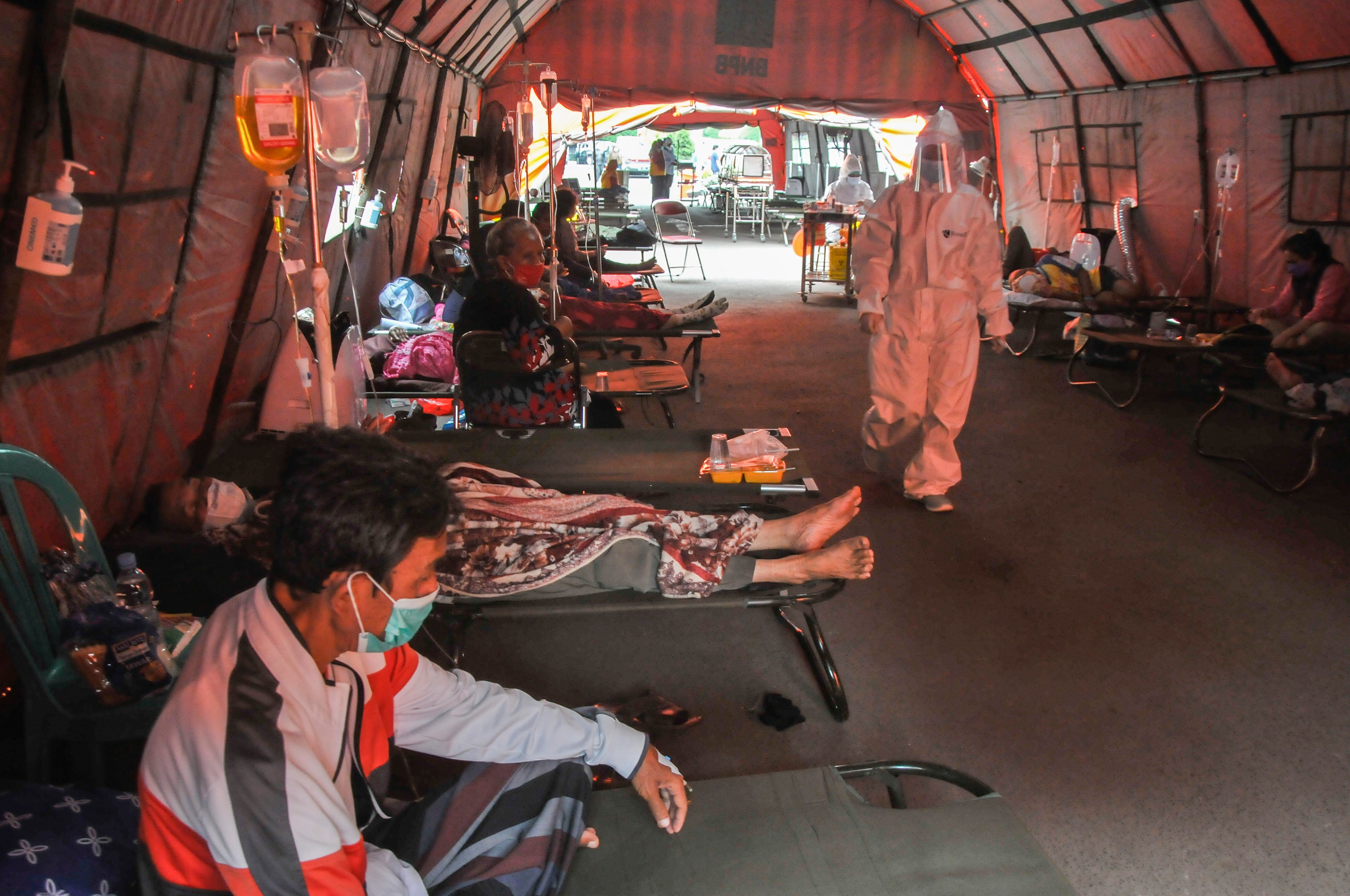 Sejumlah pasien beristirahat di ruang IGD (Instalasi Gawat Darurat) tambahan di RSUD Bekasi, Jawa Barat, Rabu (23/6).