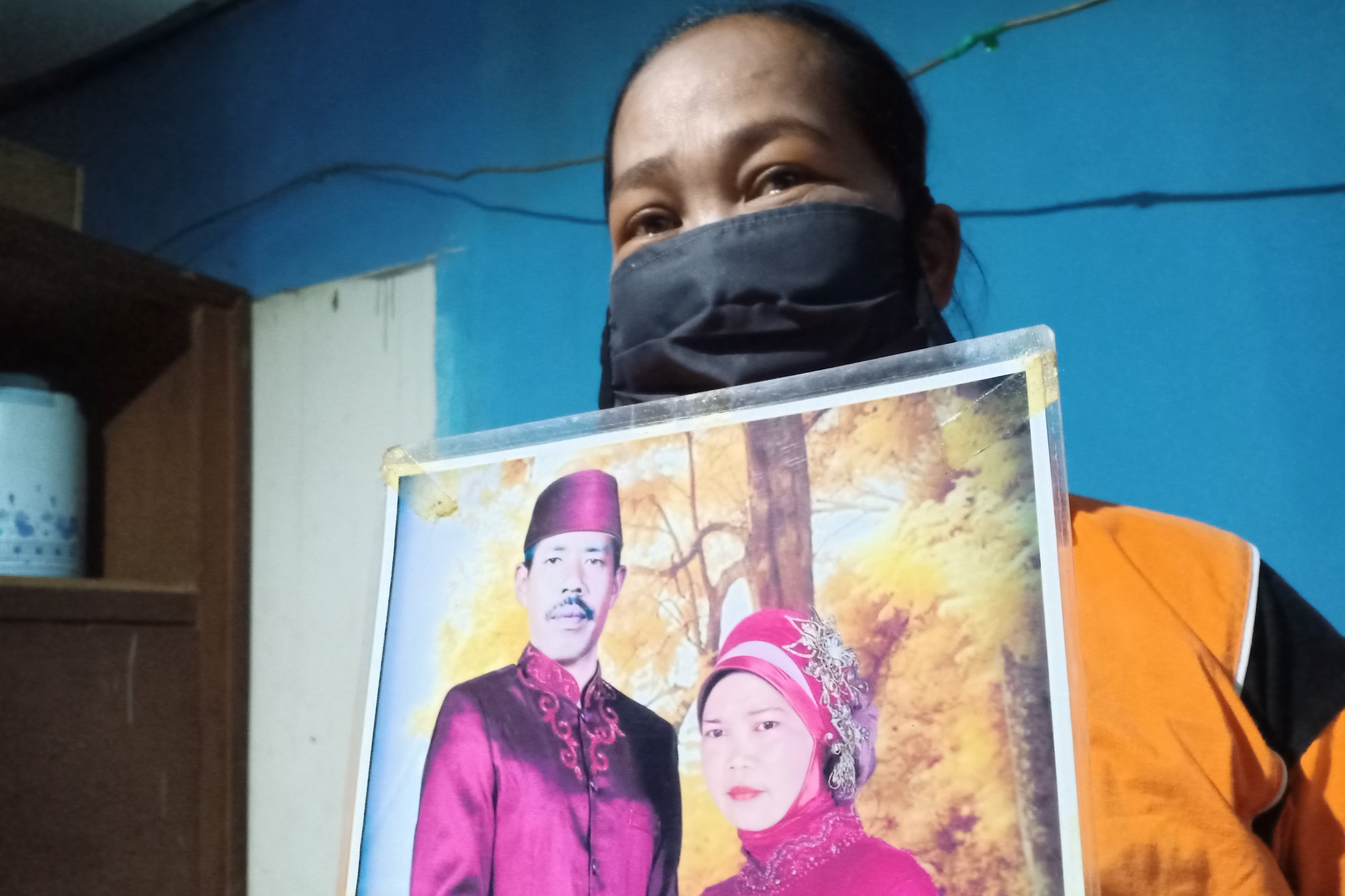 Istri Endik Sopandi, Wawang Supriatin.