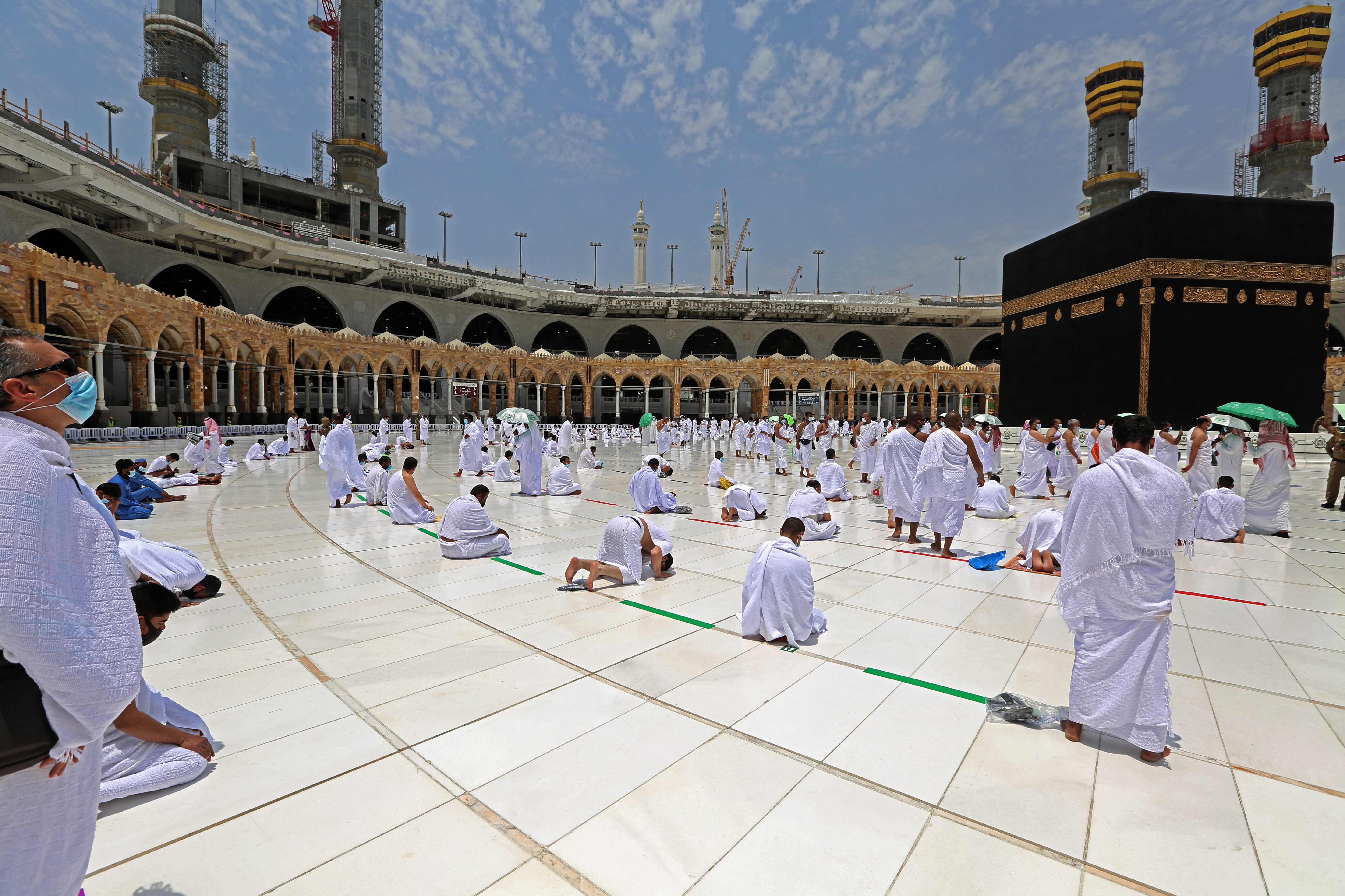 Umat Muslim saat beribadah di Masjidil Haram, Mekkah, Arab Saudi.
