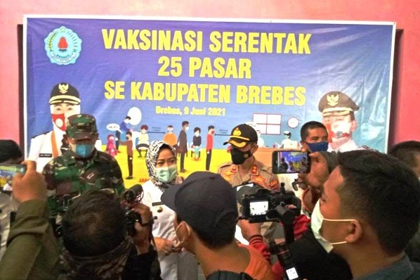  Bupati Brebes, Jawa Tengah, Idza Priyanti (busana putih) meninjau vaksinasi massal di Pasar Induk Brebes. 