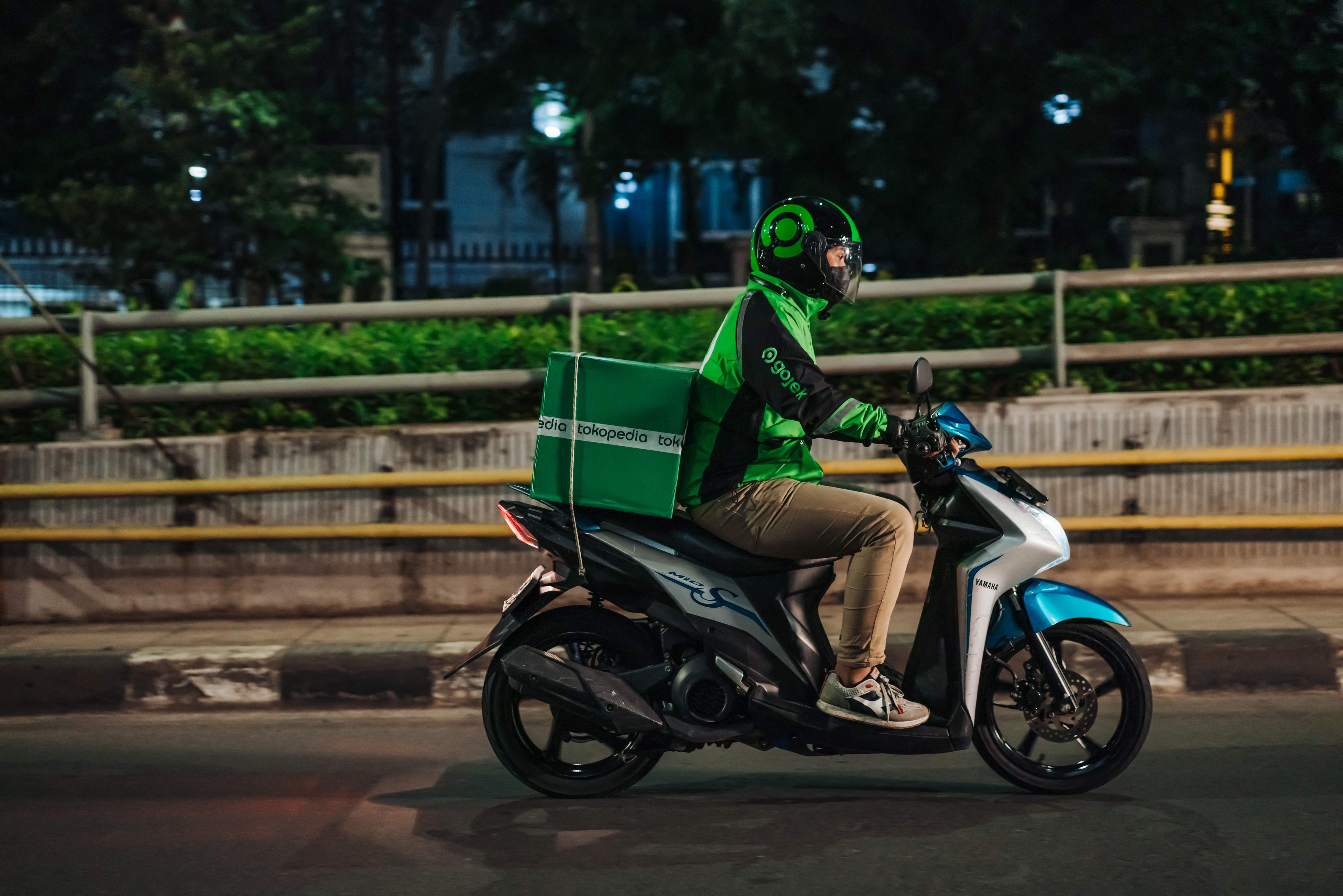 Seorang driver Gojek tengah membawa pesanan. 