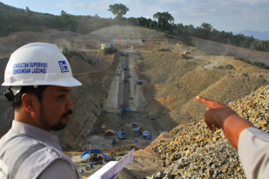 Dua orang konsultan berada dilokasi proyek pembangunan bendungan Ladongi di Desa Atula, Kecamatan Ladongi, Kolaka Timur, Sulawesi Tenggara.