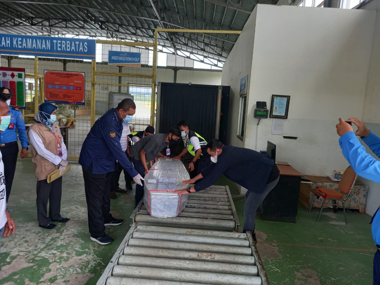 Jenazah ABK Satrian diterima keluarganya,disaksikan Ketua B2P3, Jamal, dan Kepala UPT BP2MI Kendari, Syahrul. di Bandara Haluoleo Kendari