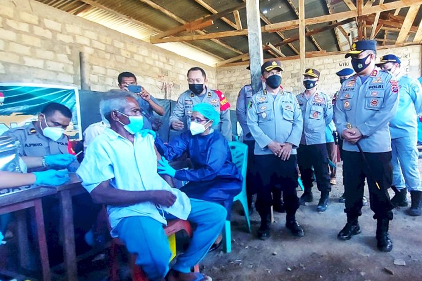 Polda Nusa Tenggara Timur (NTT) menggelar bhakti kesehatan berupa vaksinasi covid-19, donor darah, khitanan massal, dan pengobatan gratis.