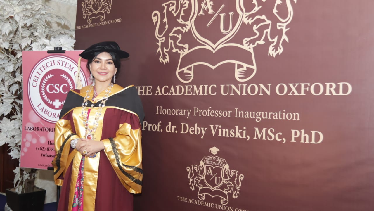 Prof. dr. Deby Vinski, MSc, PhD. saat menerima penghargaan Profesor Kehormatan.