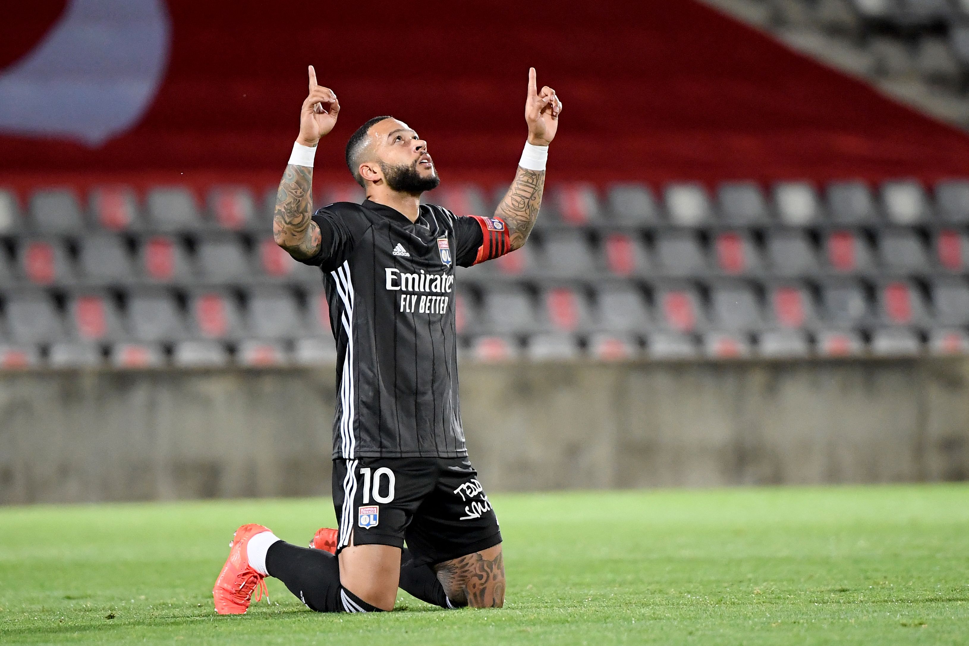 Penyerang Lyon Memphis Depay melakukan selebrasi usai mencetak gol di laga Ligue 1.