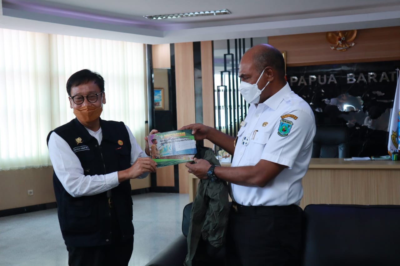 Kepala BPPSDMP, Kementan, Dedi Nursyamsi (kiri) dan Wakil Gubernur Papua Barat Mohamad Lakotani.