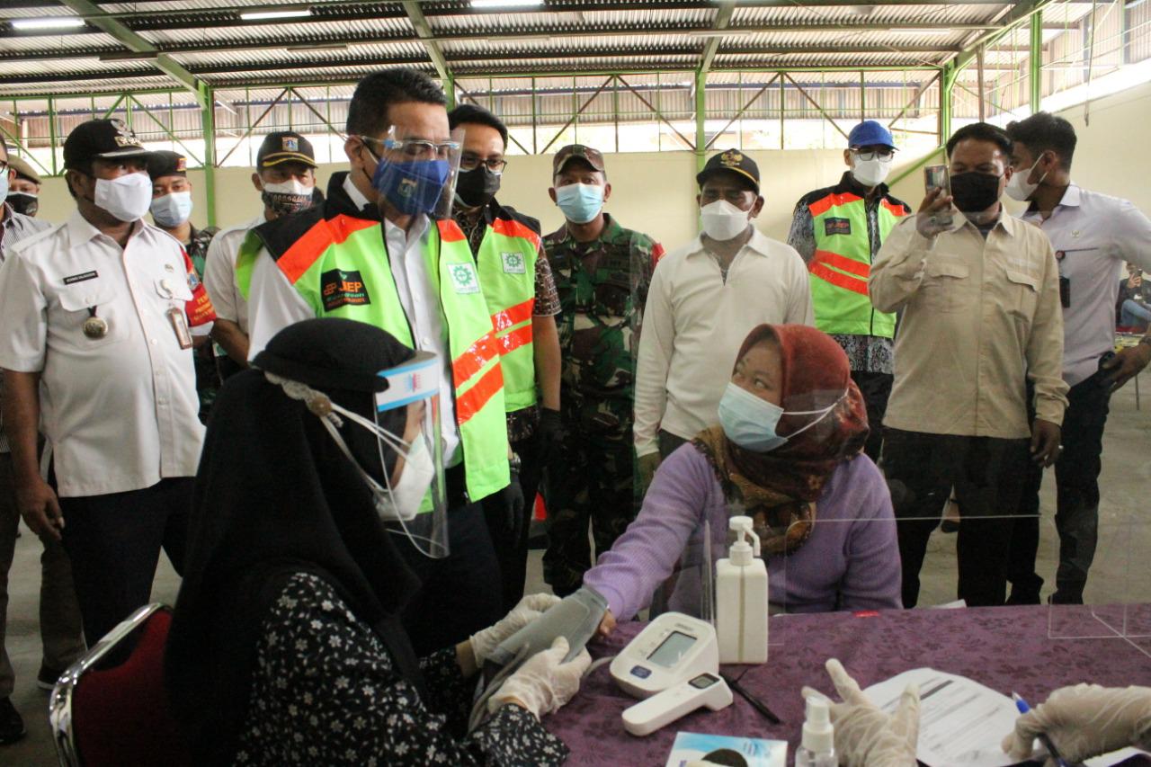 Wagub DKI Jakarta, Ahmad Riza Patria (kedua kiri) meninjau pelaksanaan vaksinasi di Kawasan Industri Pulogadung.