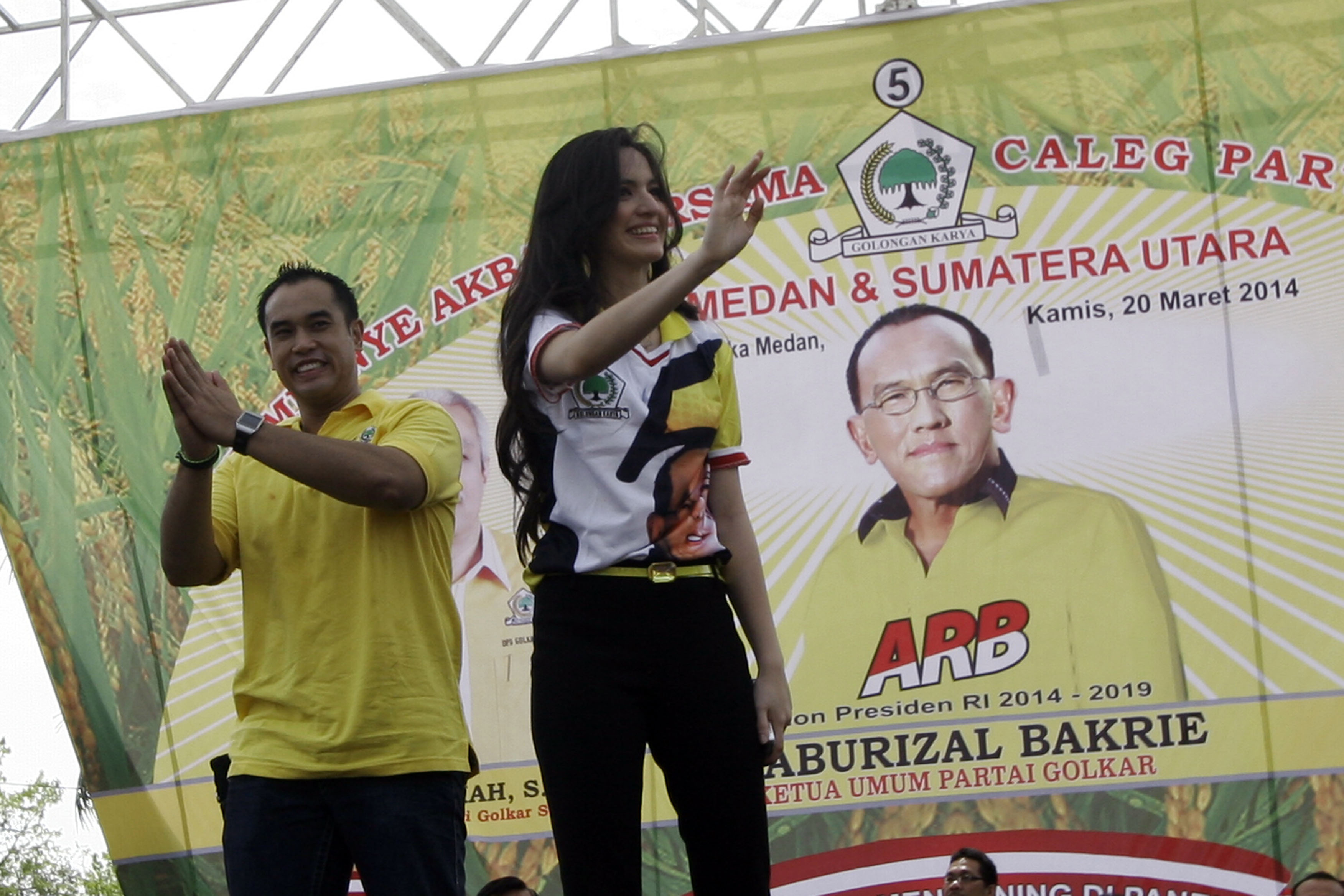 Ardie Bakrie dan Nia Ramadhani saat mengikuti kampanye akbar Partai Golkar pada 2014 lalu.