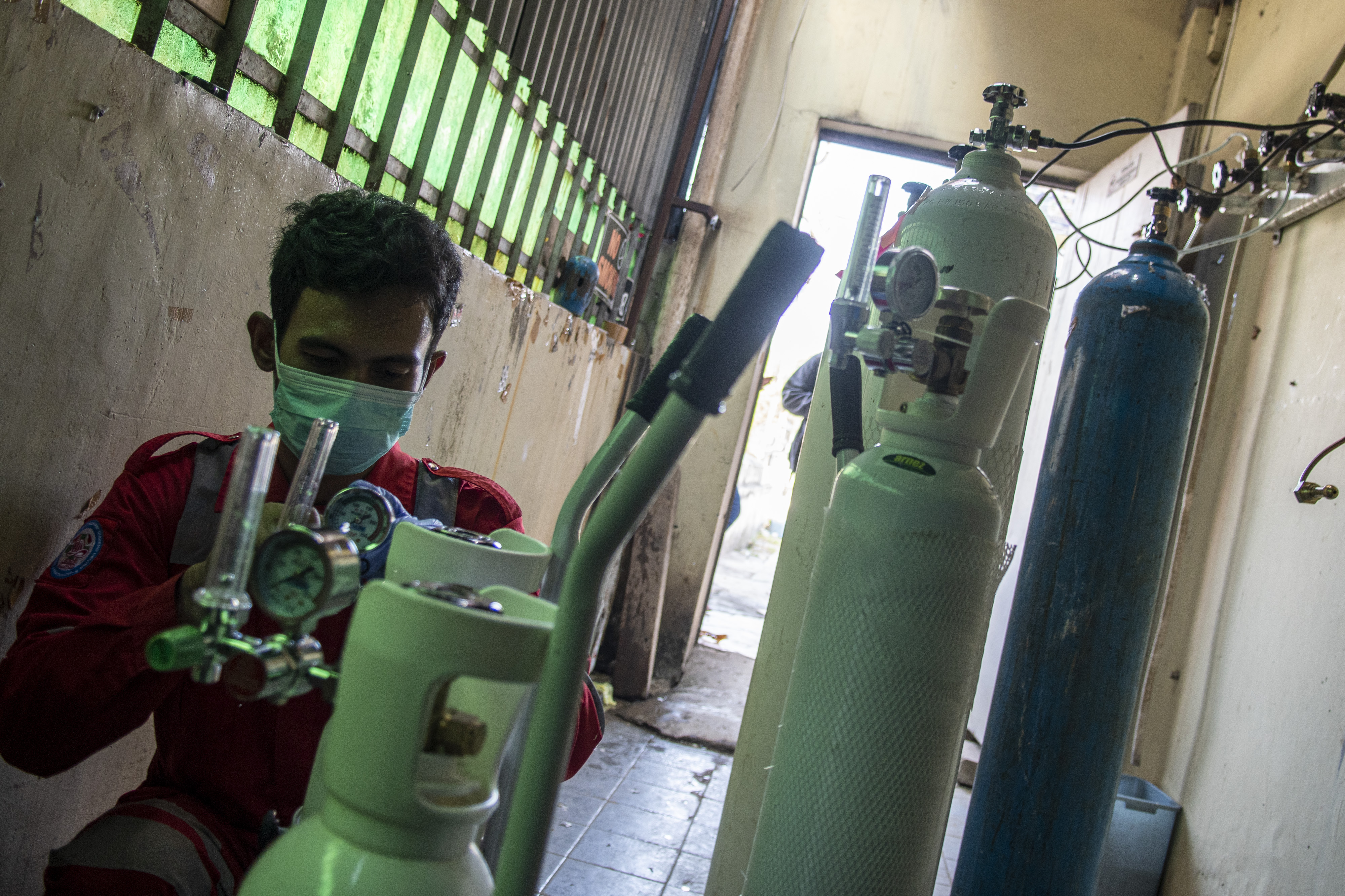 Pekerja mengisi ulang tabung oksigen di toko Alat Kesehatan (Alkes) Amifa Medika Palembang, Sumatra Selatan, Selasa (6/7).