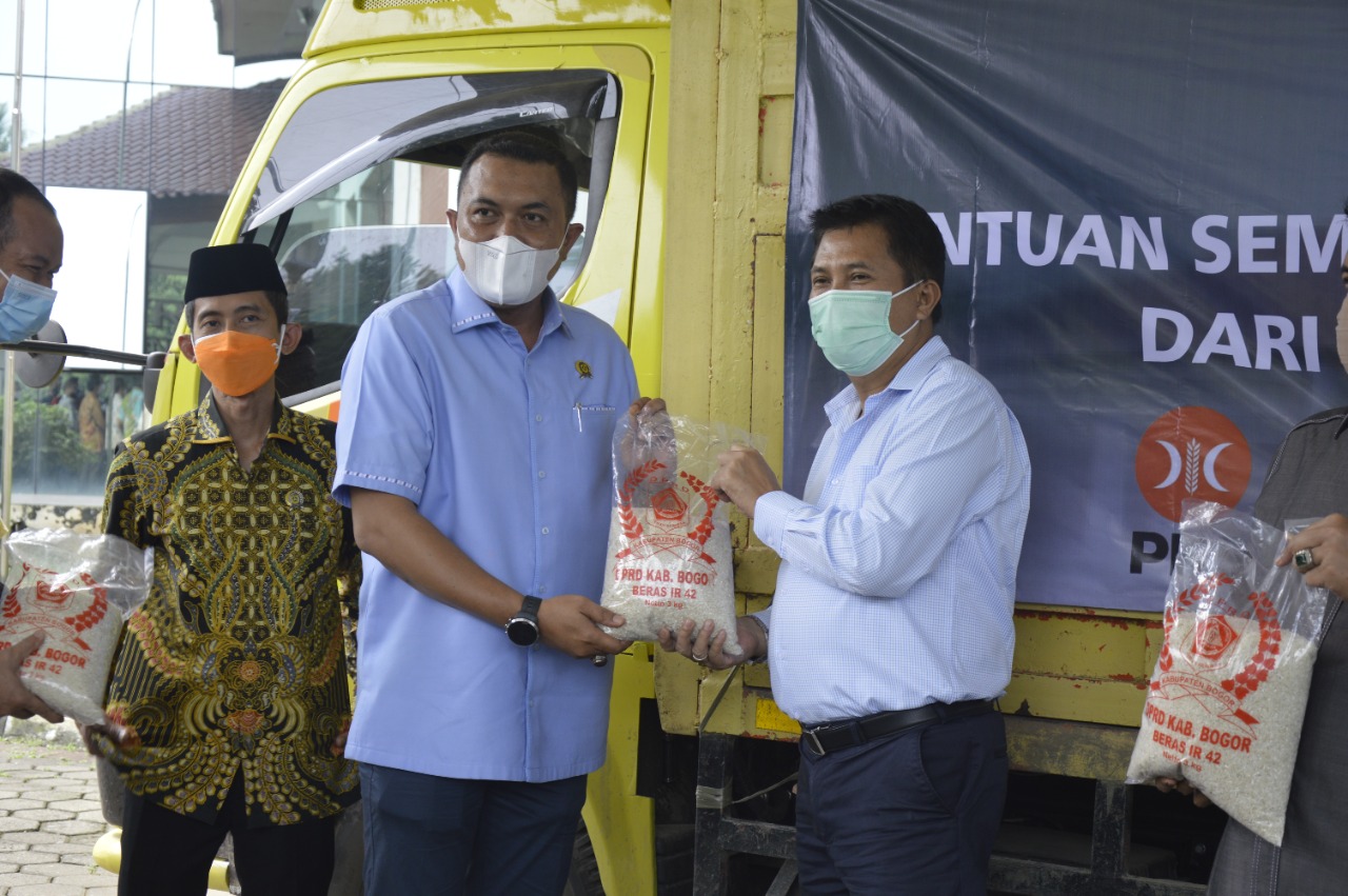 Penyerahan bantuan beras anggota DPRD Bogor, Selasa (20/7)