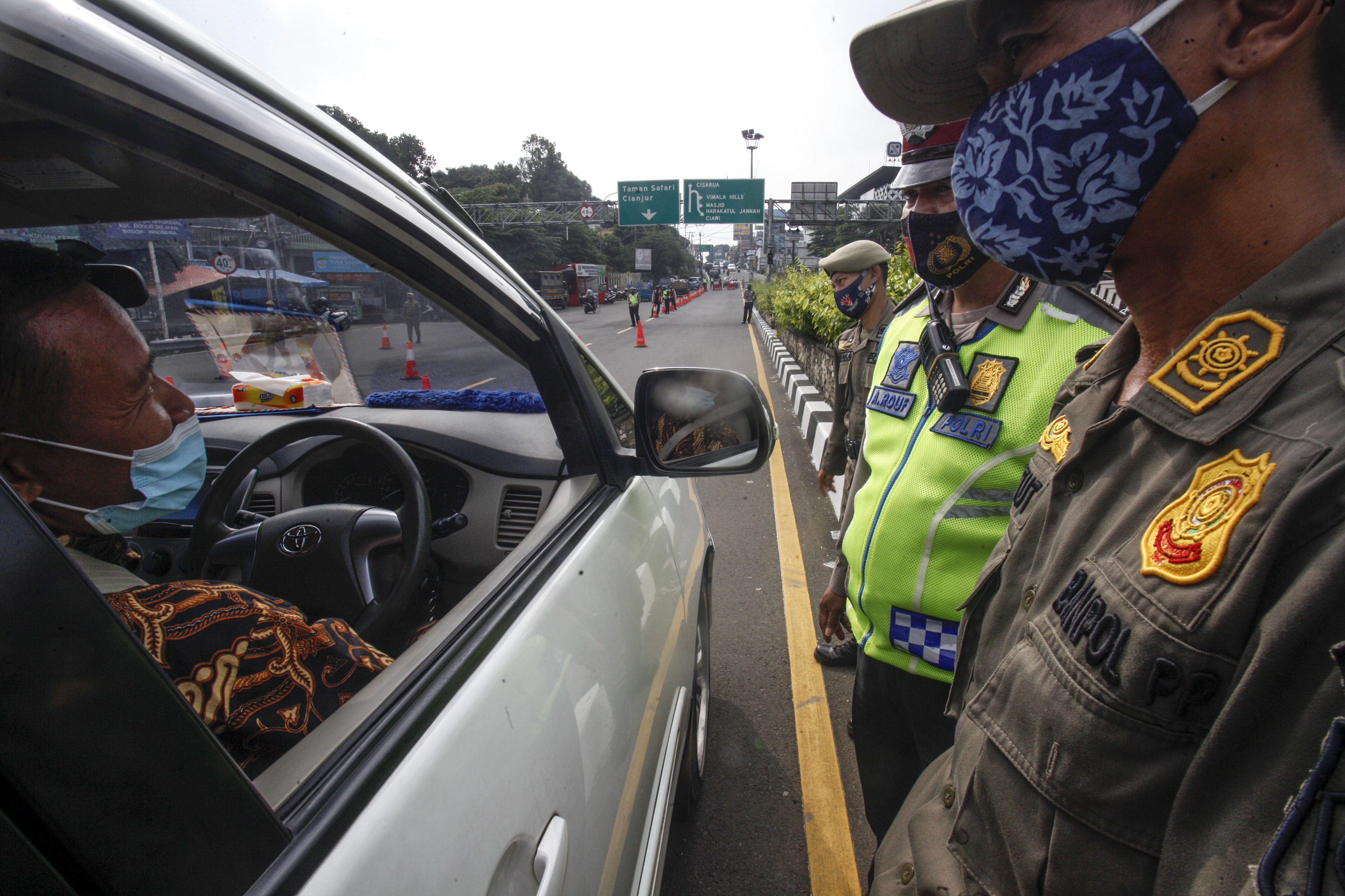 Petugas memeriksa setiap kendaraan yang akan masuk ke Kota Bogor selama PPKM Darurat.