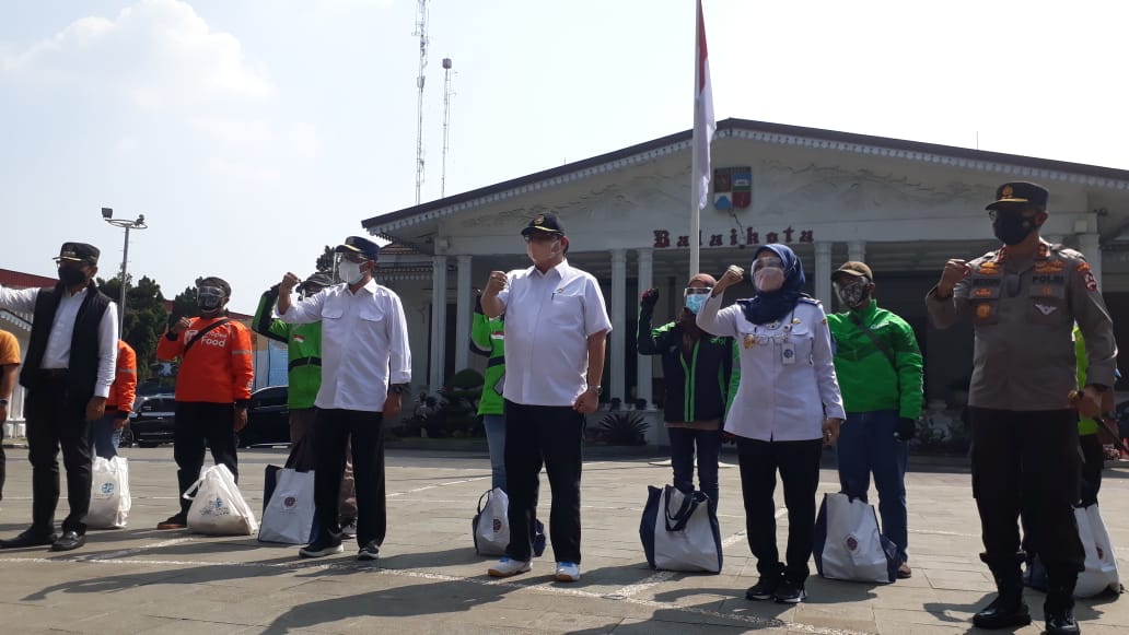 Kemenhub berkolaborasi dengan Korlantas Polri dan Jasa Rahaja, menyalurkan 500 paket sembako kepada pengemudi transportasi umum di Bogor.