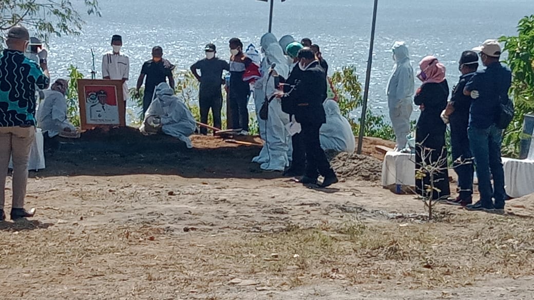 Bupati Lembata Eliazer Yentji Sunur dikebumikan secara Islam di Kediamannya Kuma Resort, Lembata, NTT, Minggu (18/7)