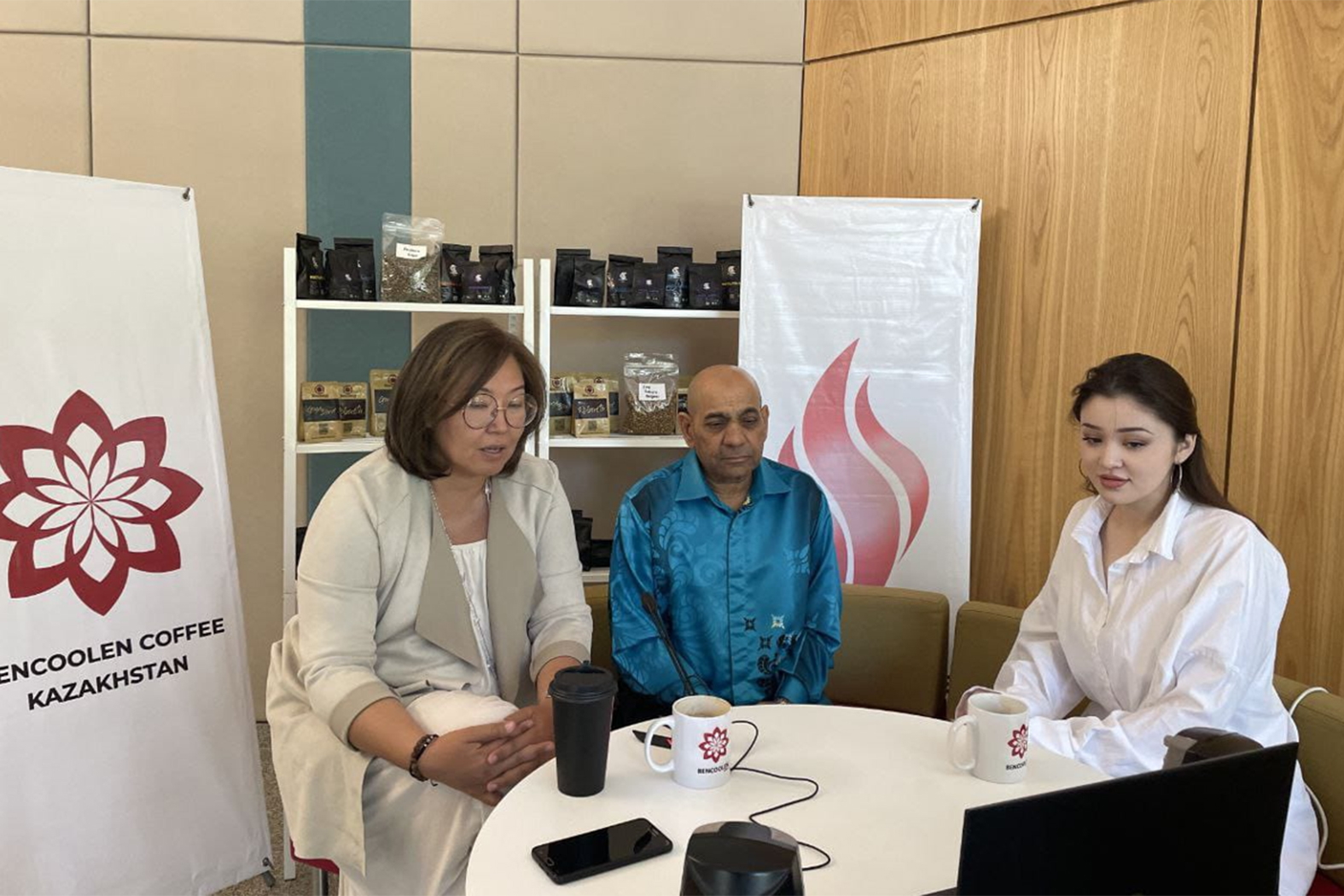 Dayana Assembayeva (kanan).