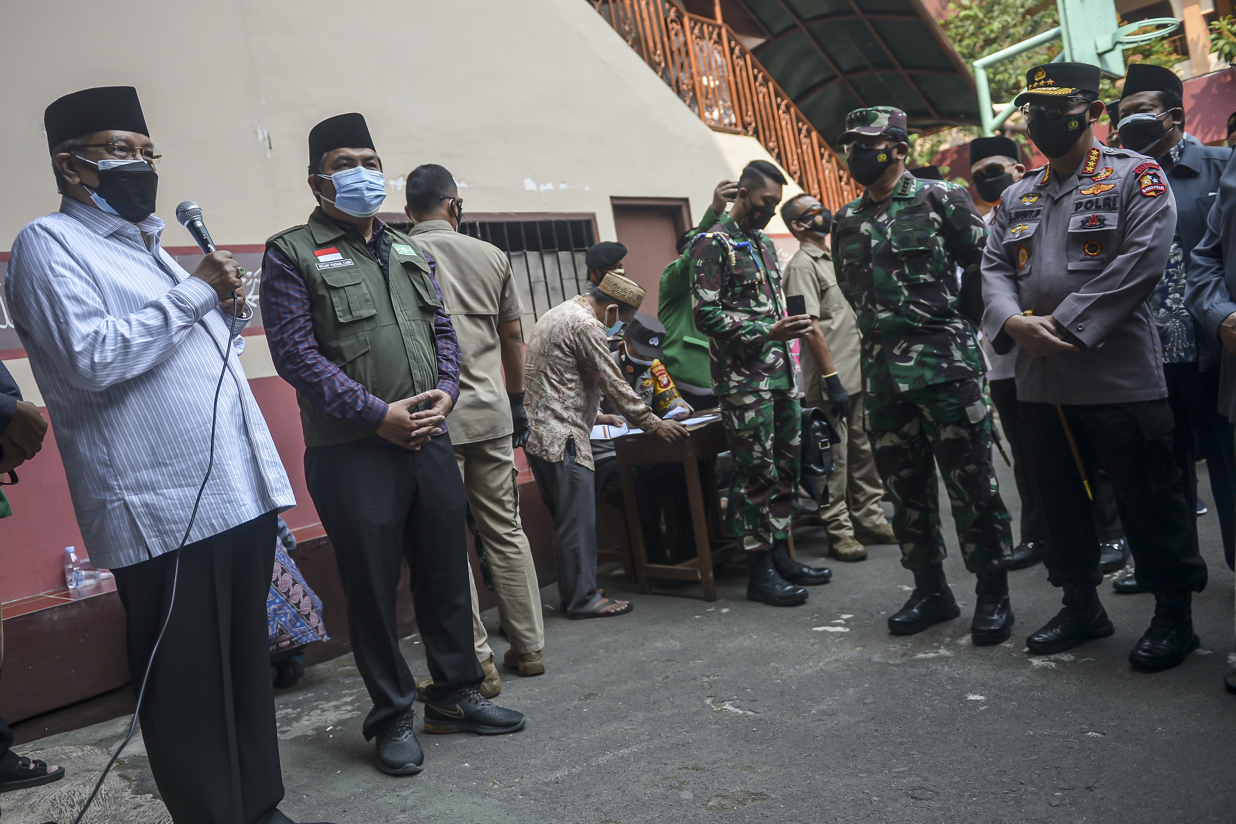  Kapolri Jenderal Listyo Sigit saat mendengarkan penjelasan dari Ketua Umum PBNU Said Aqil Siradj.