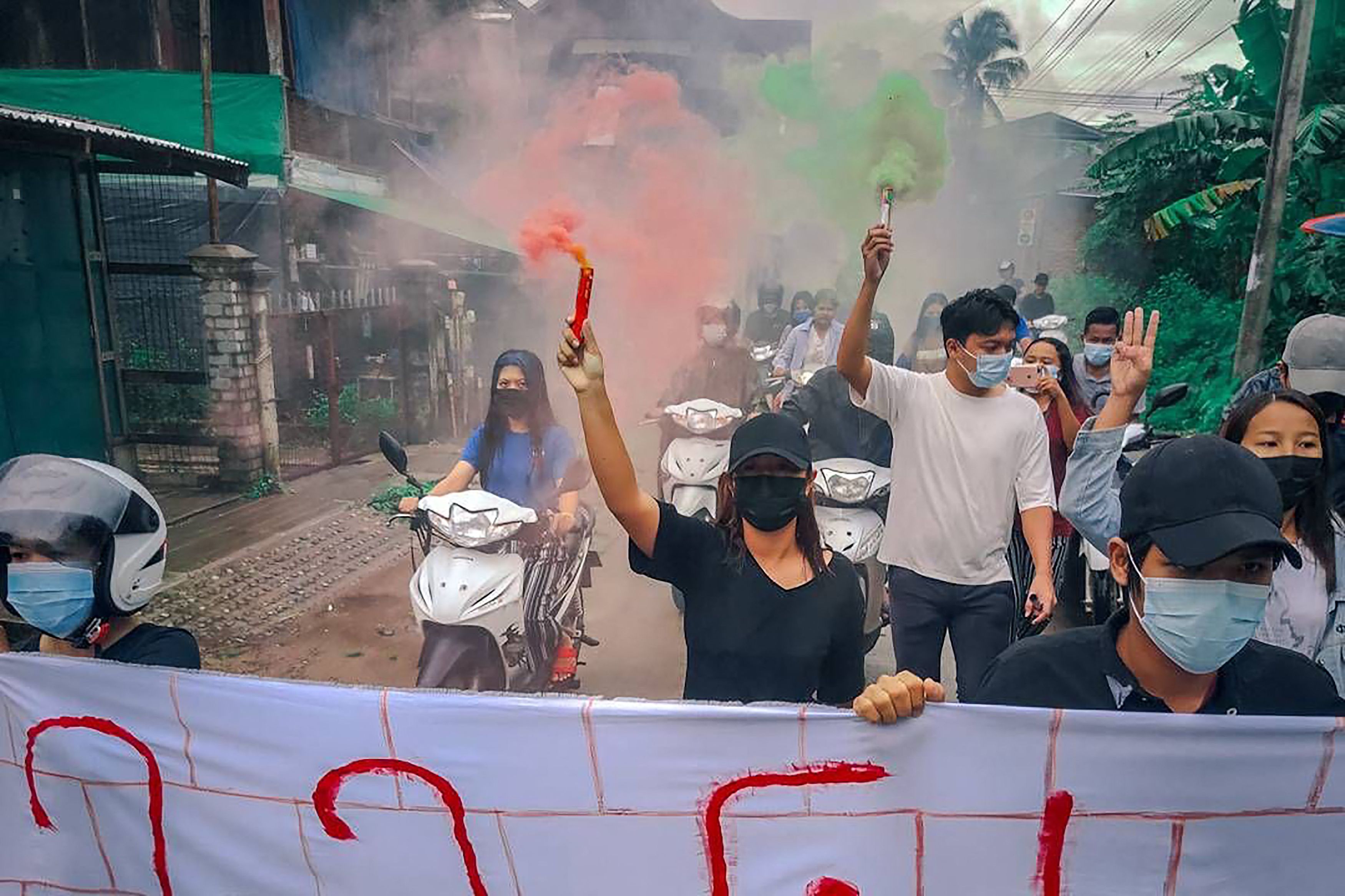 Para demonstran membawa kembang api saat berunjuk rasa menentang kudeta militer di Kota Dawei, Mynamar, Rabu (7/7).