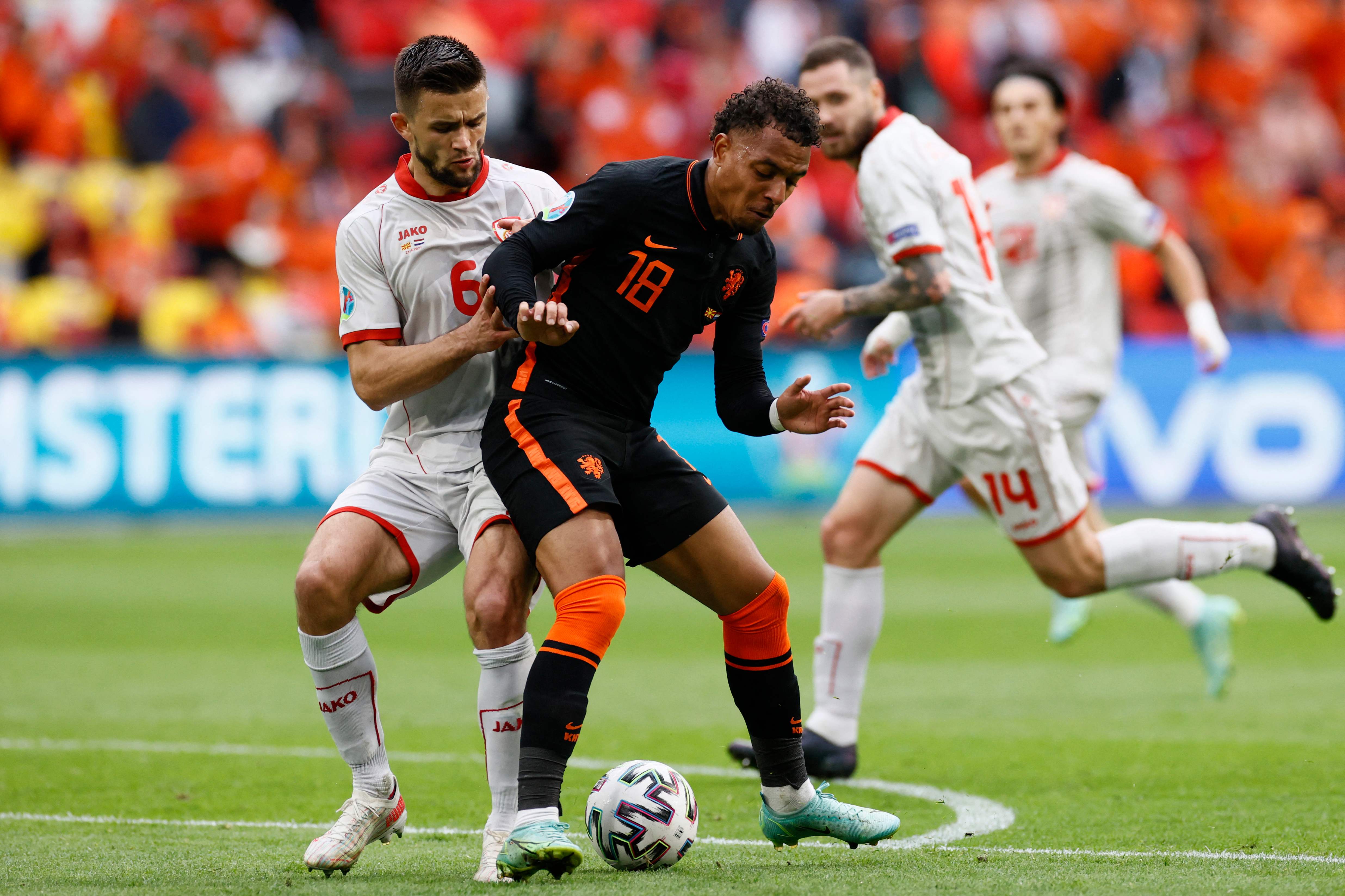 Penyerang sayap Donyell Malen (kaos hitam) PSV Eindhoven dibeli Dortmund sebesar Rp583,8 miliar