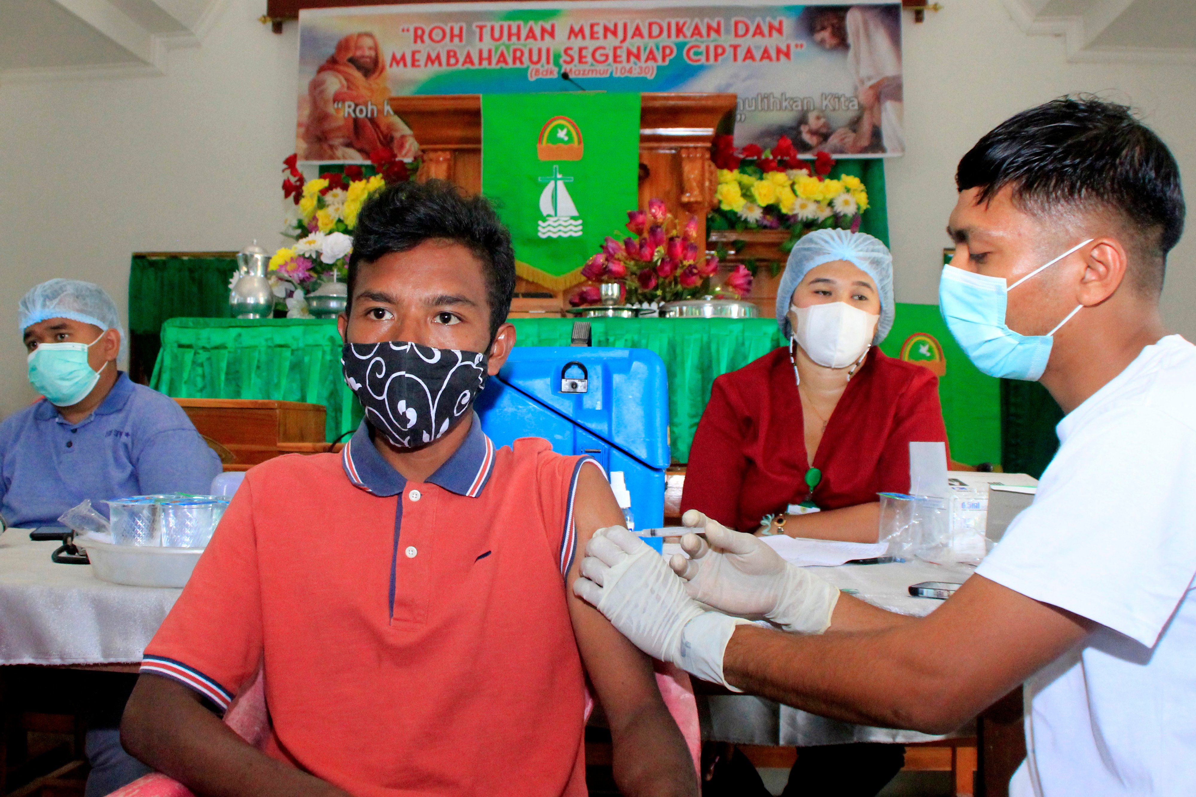 Petugas kesehatan menyuntikan vaksin covid-19 kepada seorang warga di gereja Jemaat Batu Kapur, Kota Kupang, NTT, Rabu (30/6).