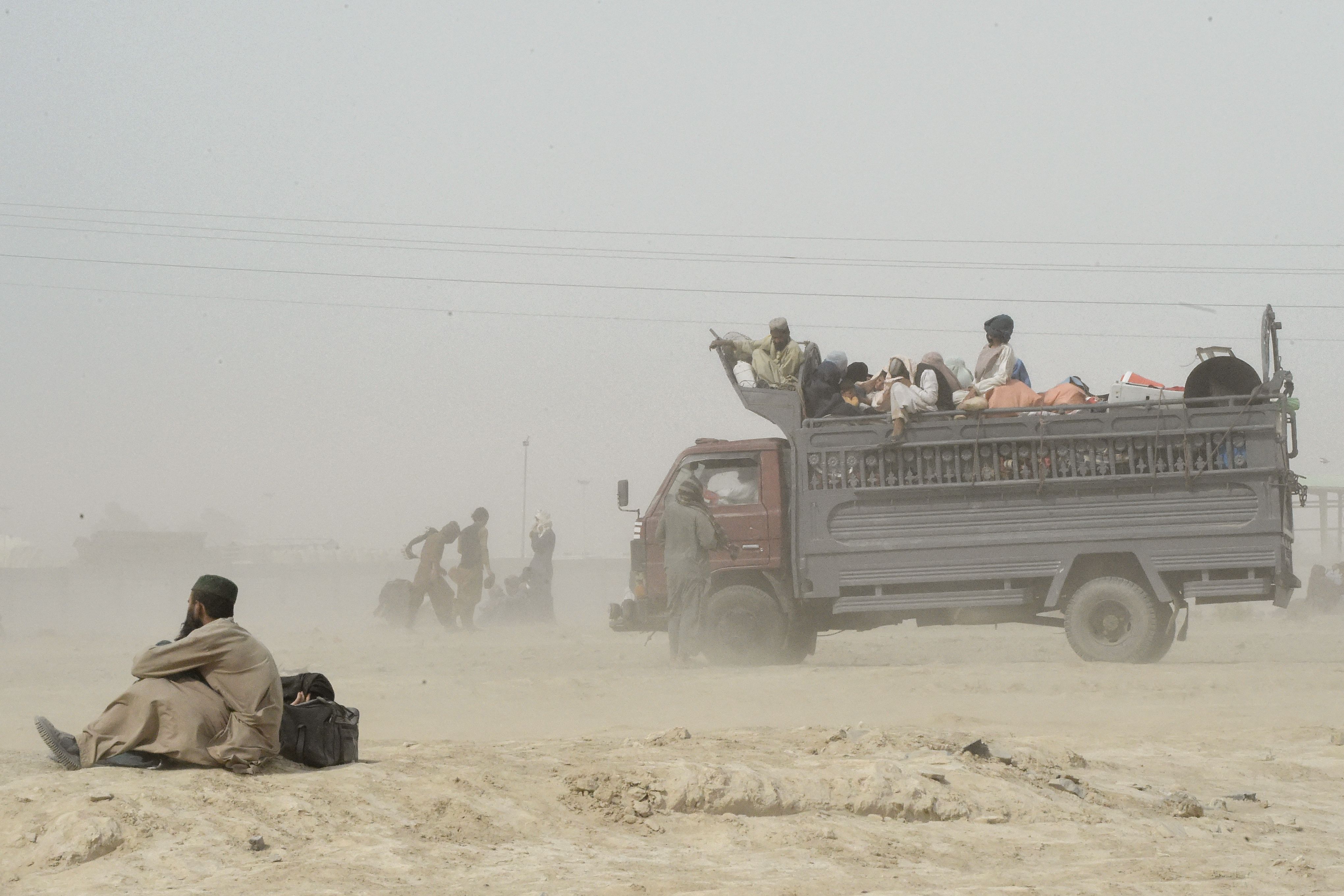 Warga Afghanistan siap memasuki di Kota Chaman, Pakistan yang berbatasan dengan Afghanistan sejak pertempuran pecah melawan Taliban.